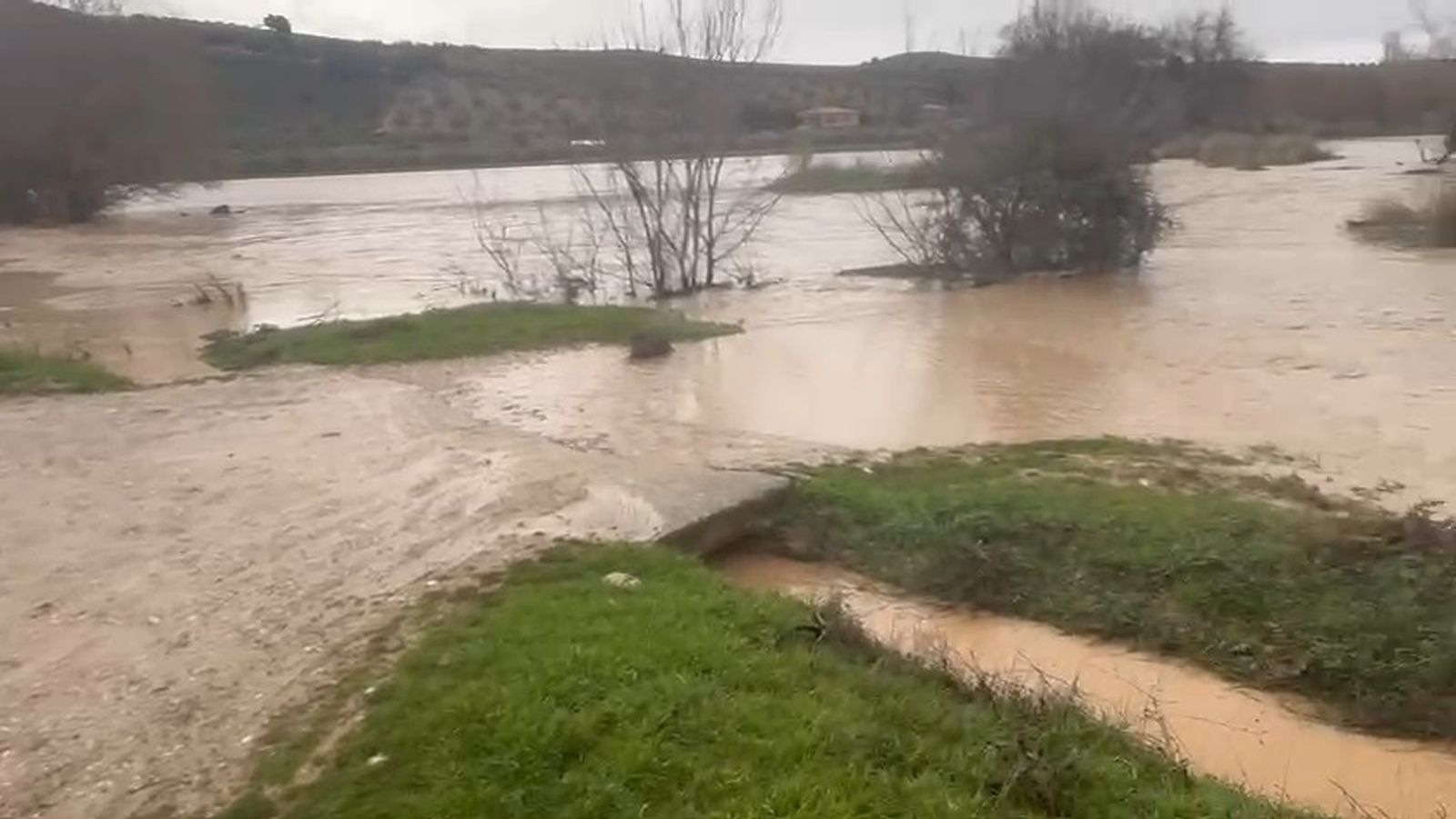 El río se observa ya muy cerca de la carretera a su paso entre Iznalloz y Deifontes, a la altura del cortijo de Barcinas