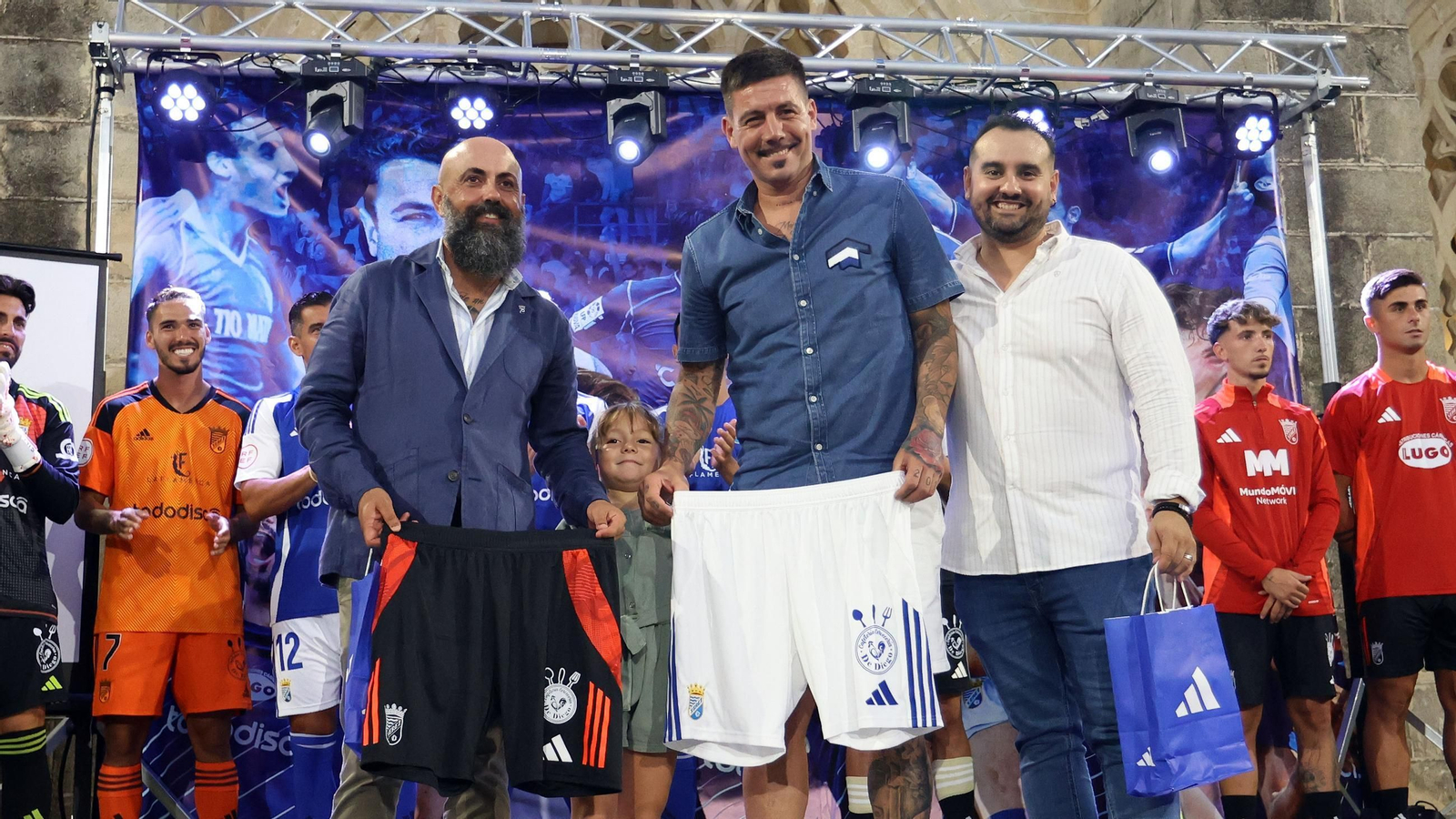 Imágenes de la presentación de las camisetas del Xerez CD