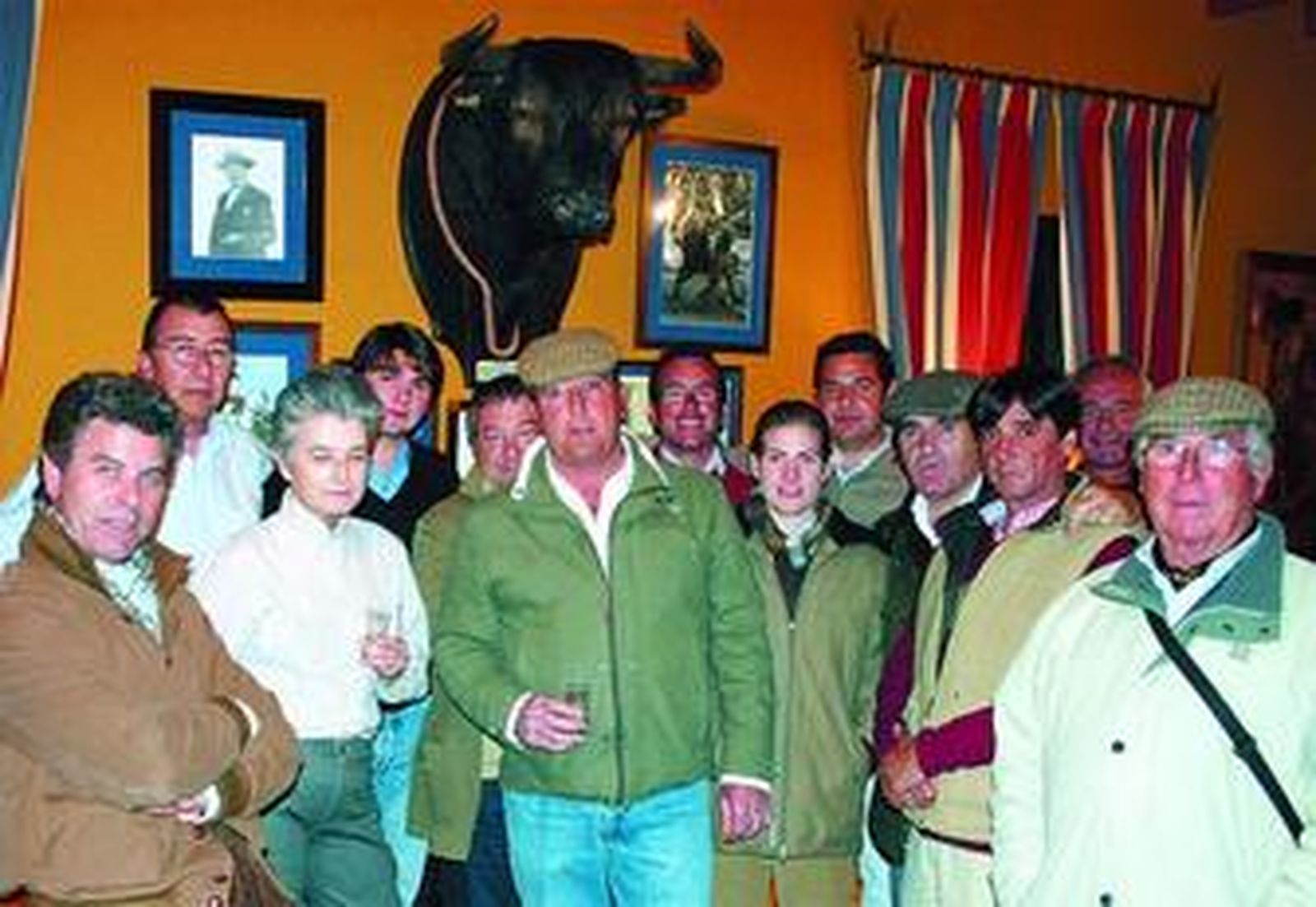 El grupo campero, en la tertulia posterior al tentadero con los ganaderos Tomás León y Lolita Domecq.