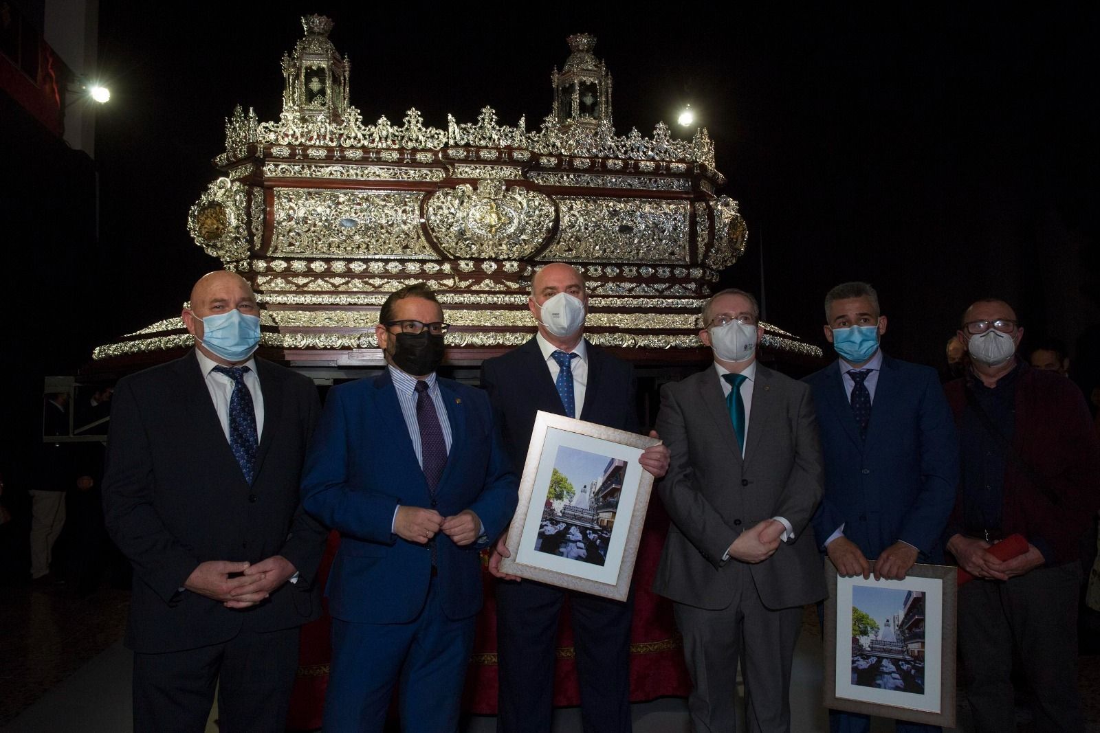 Artistas encargados de ejecutar los trabajos del trono junto al hermano mayor del Cautivo, Ignacio Castillo.