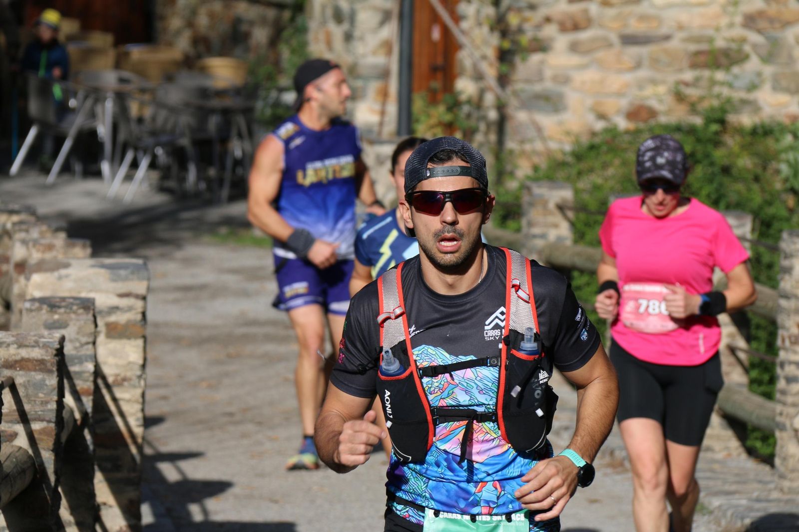 Corredores a su paso por el puente del Río Maitena.