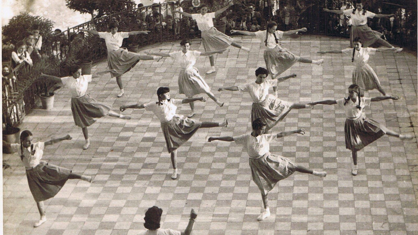 Seccion Femenina en el patio trasero de la antigua casa de la Famlia Saccone, 1956