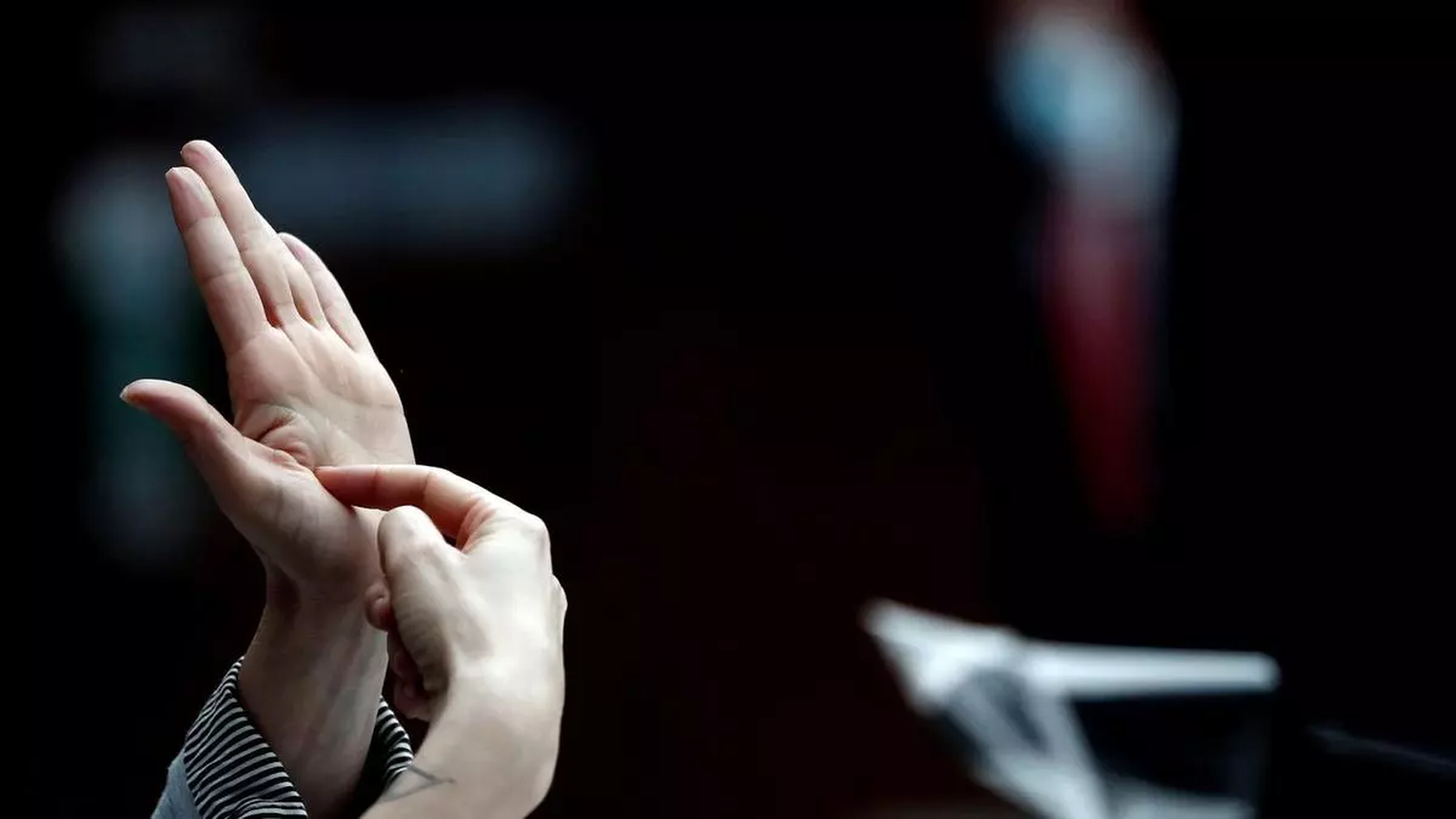 Imagen de archivo de una intérprete de lengua de signos