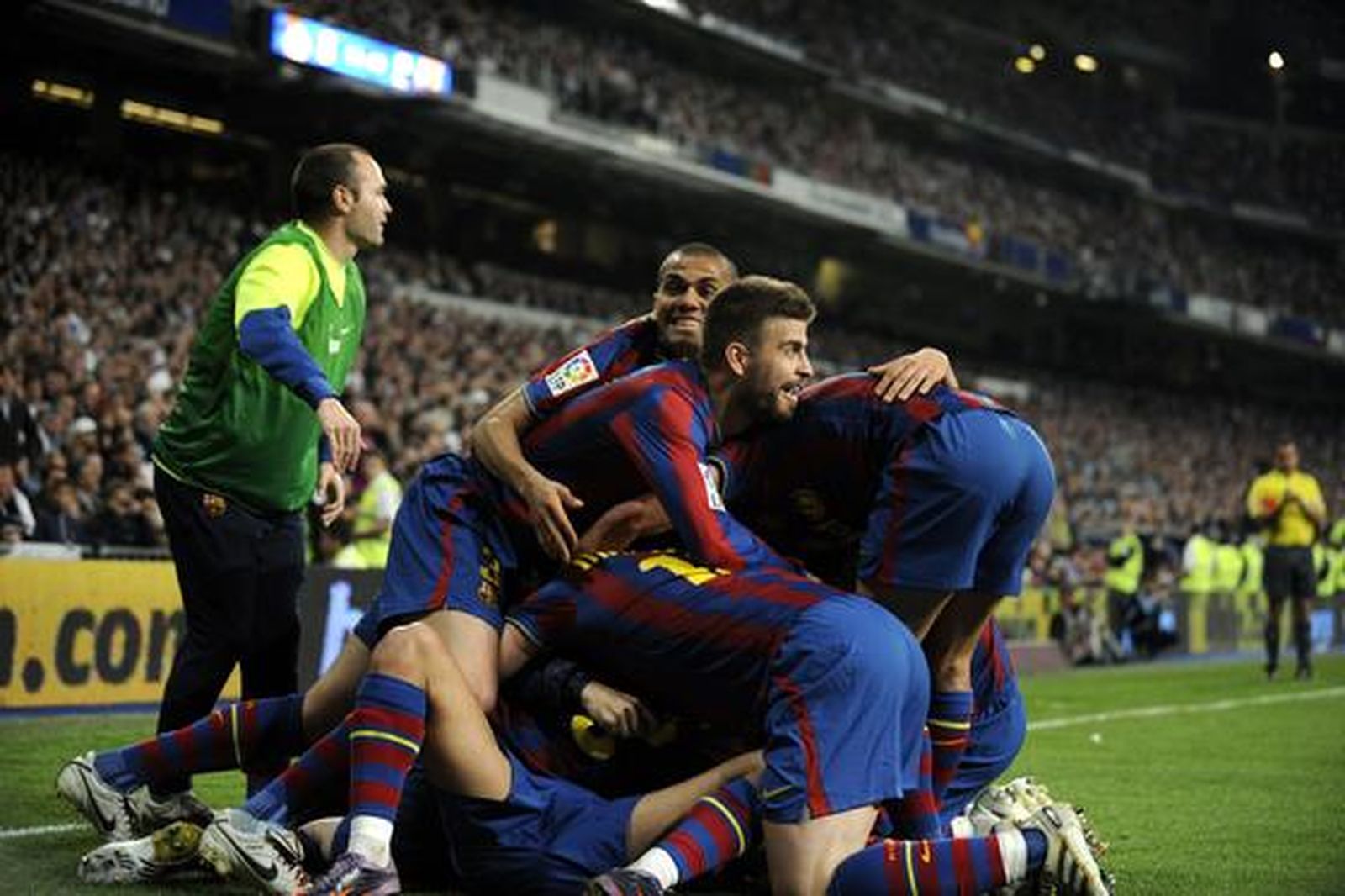 El Barcelona da un golpe casi definitivo a la Liga en el Santiago Bernabéu. / AFP
