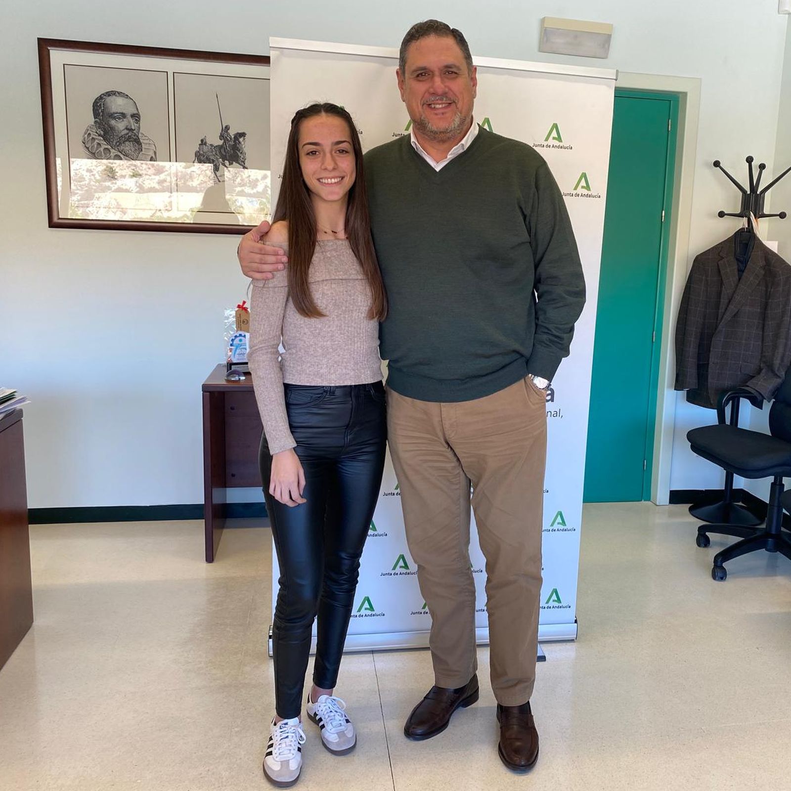 El delegado de Desarrollo Educativo, Francisco Alonso, junto a Cristina Trujillo,  una de las 26 estudiantes de Almería reconocida por la Junta de Andalucía con el Premio Extraordinario de la ESO del curso 2023- 24