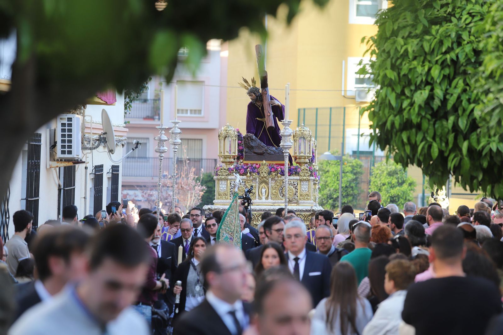 Imágenes del traslado del Cristo de Las Penas en sus Tres Caídas a la Milagrosa