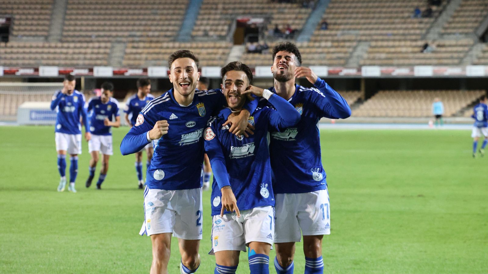 Cascajo, Joseliyo e Iván Navarro celebran el gol del triunfo ante el Rota.