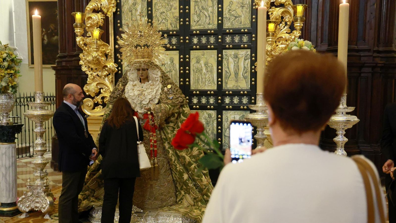 La Esperanza de Málaga ya reposa en la Catedral para recibir culto