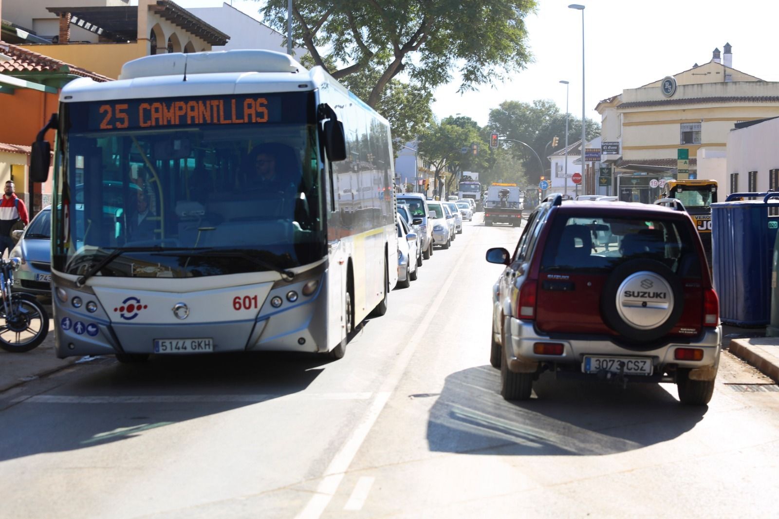 Uno de los autobuses de la línea 25 de la EMT, que llega a Campanillas