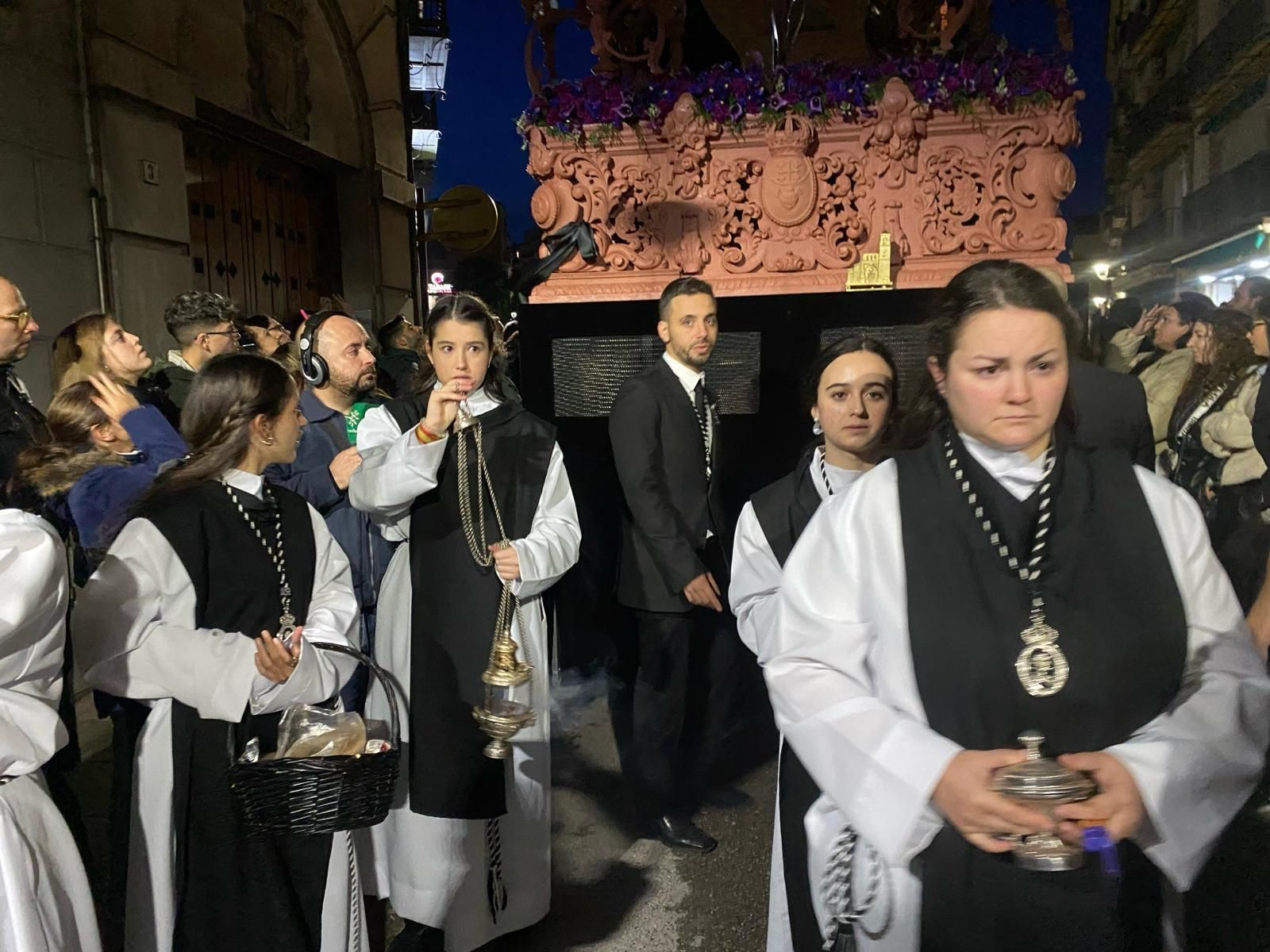En imágenes: el Santo Sepulcro procesiona su luto por las calles de Jaén capital