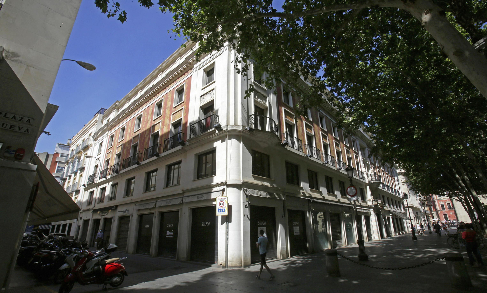 El edificio hace esquina con la Plaza Nueva y la calle Tetuán