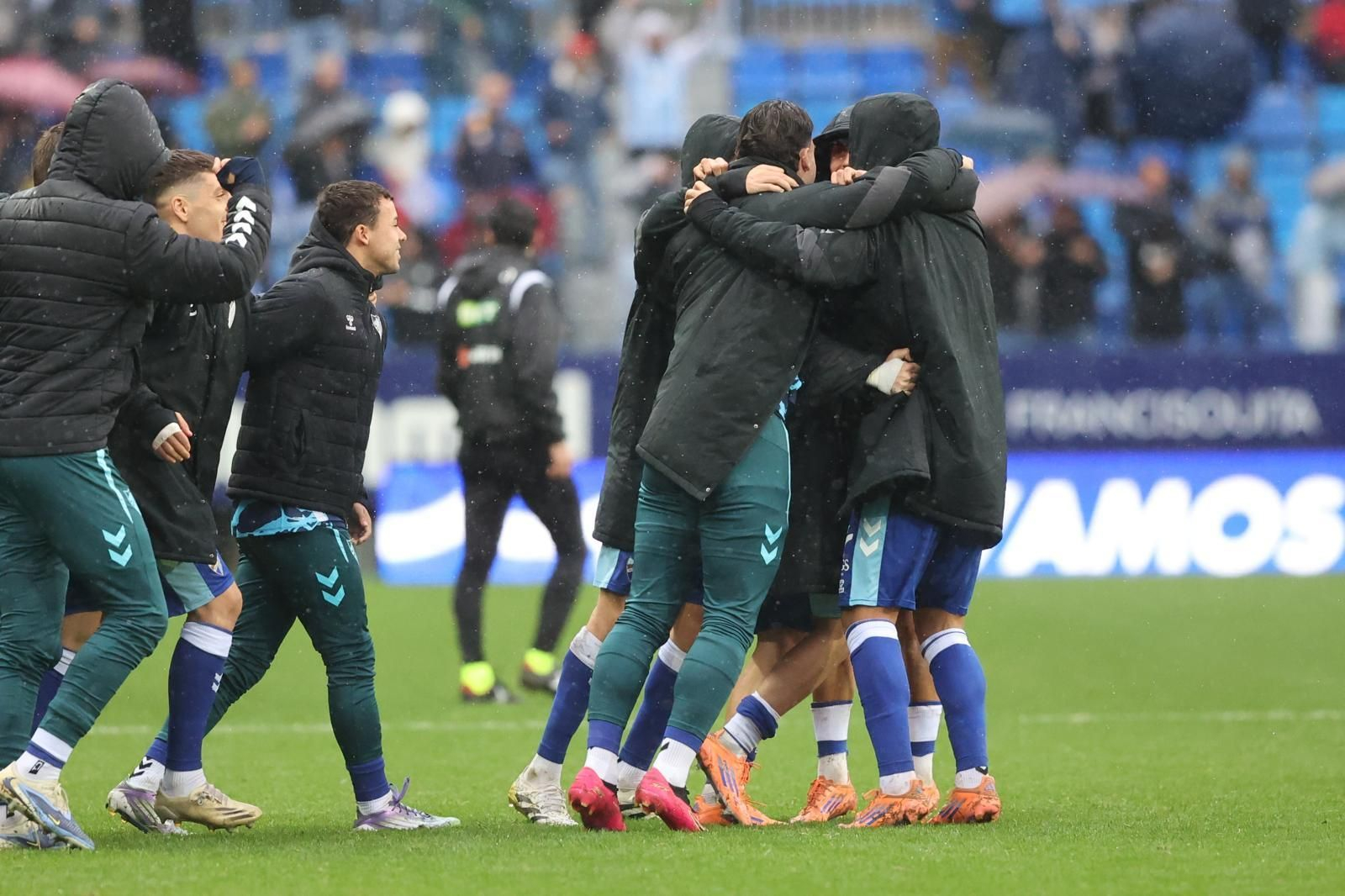 El Málaga celebra tras el partido.