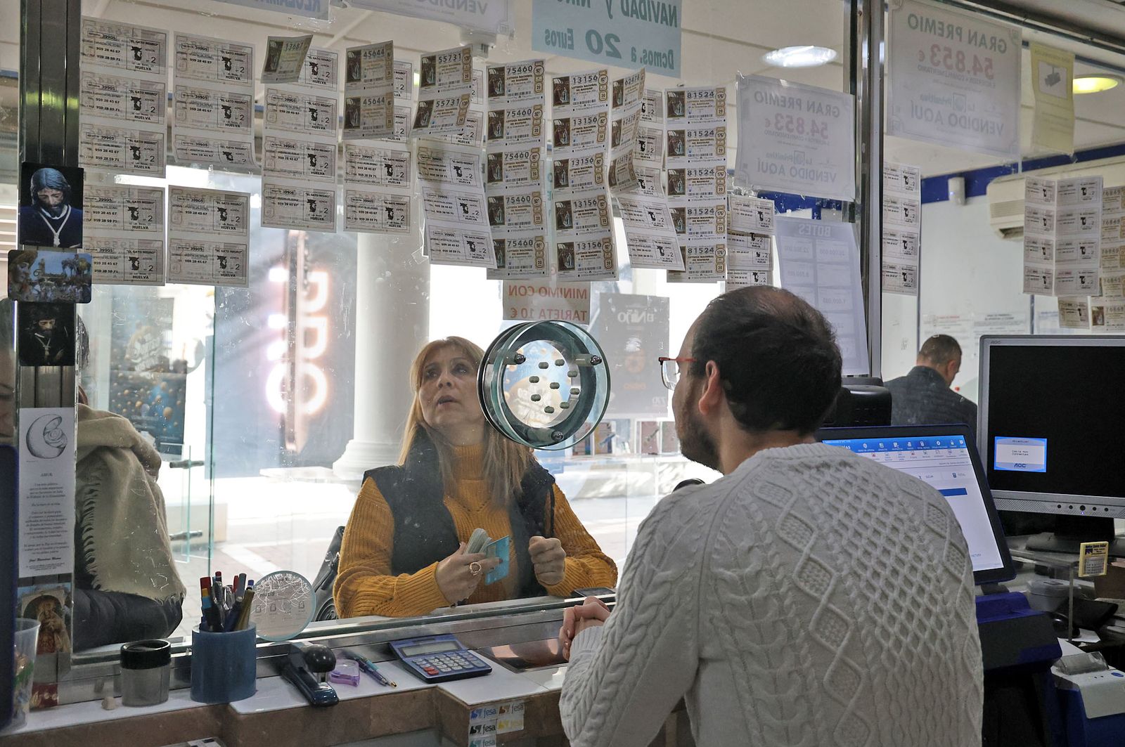 Imágenes del último día de venta de décimos de Navidad en Huelva