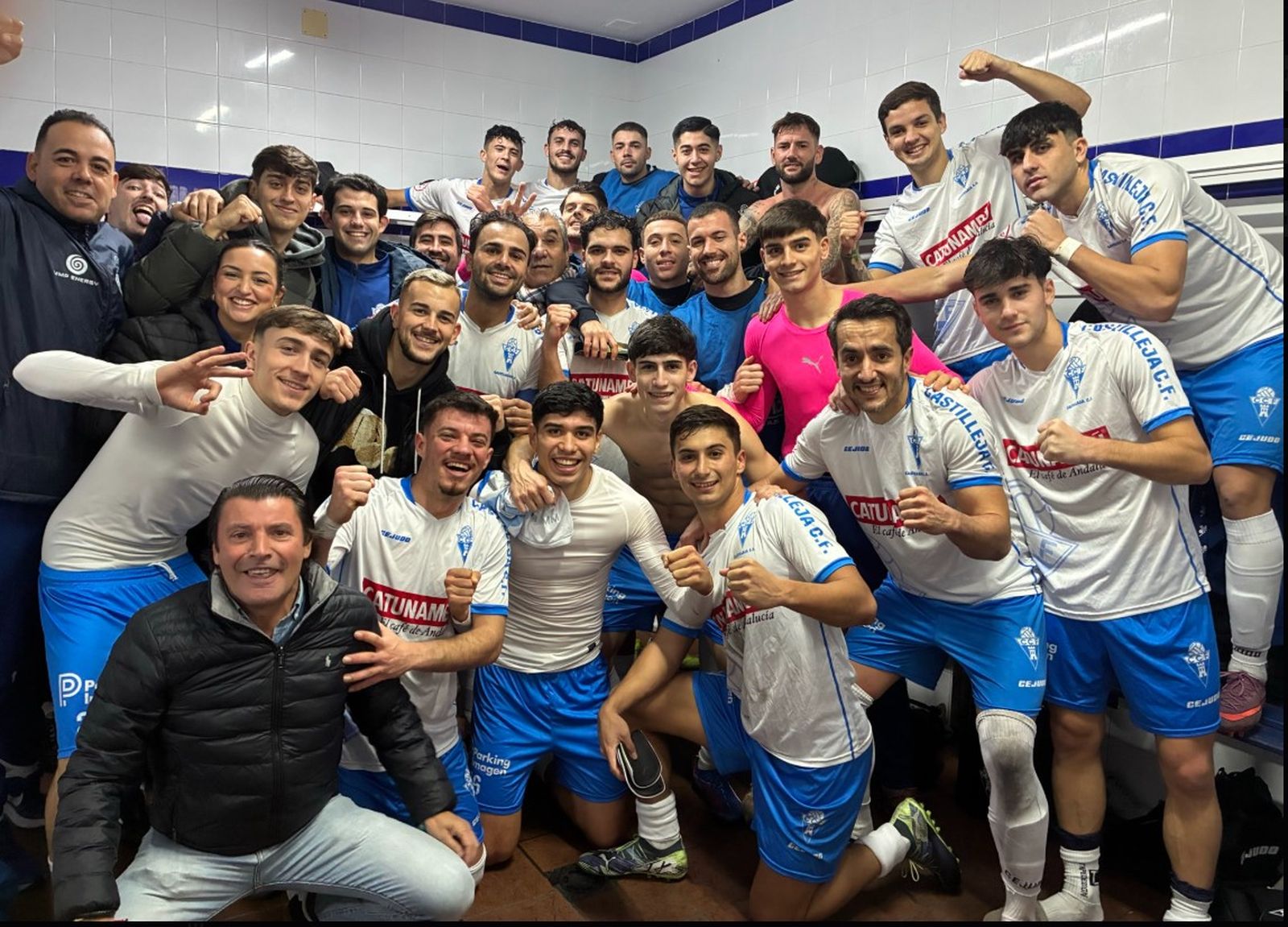 El Castilleja celebra en vestuarios su triunfo sobre el Ceuta B