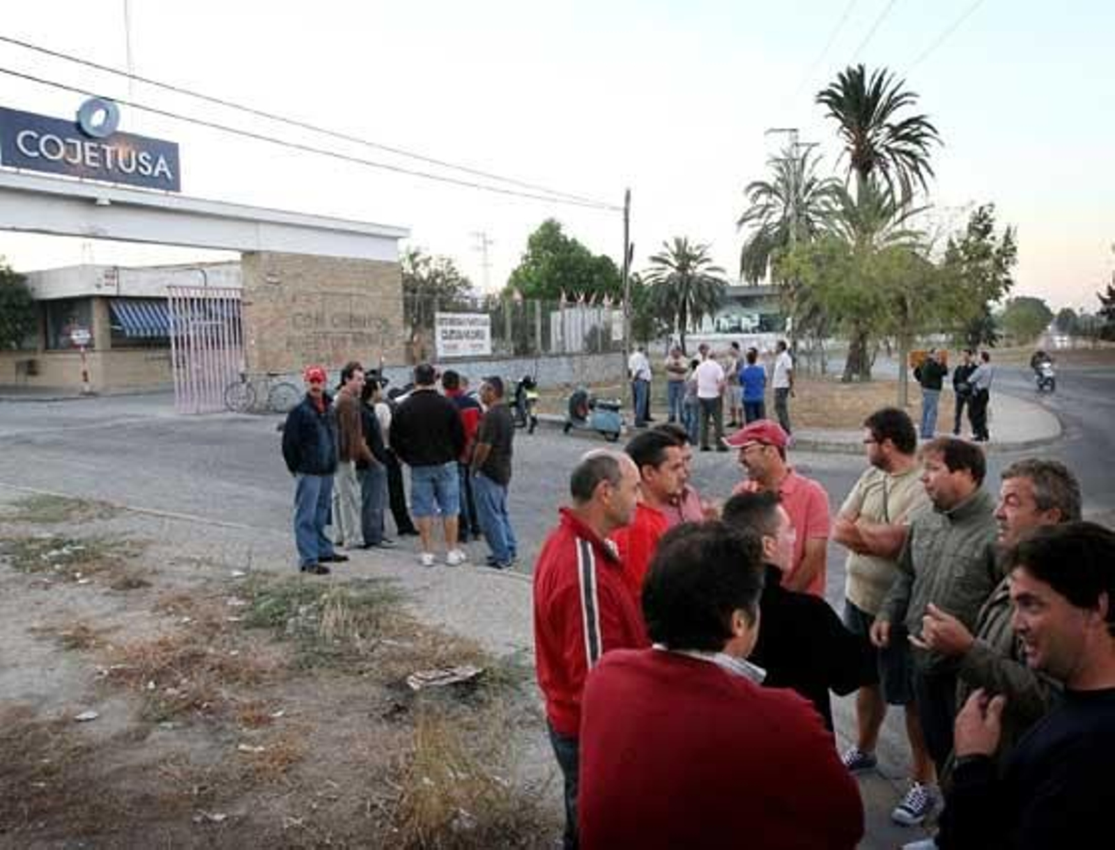Trabajadores de Cojetusa se concentran a las puertas de los garajes ayer por la mañana, una vez que éstos ya fueron abiertos.

Foto: M. A. González