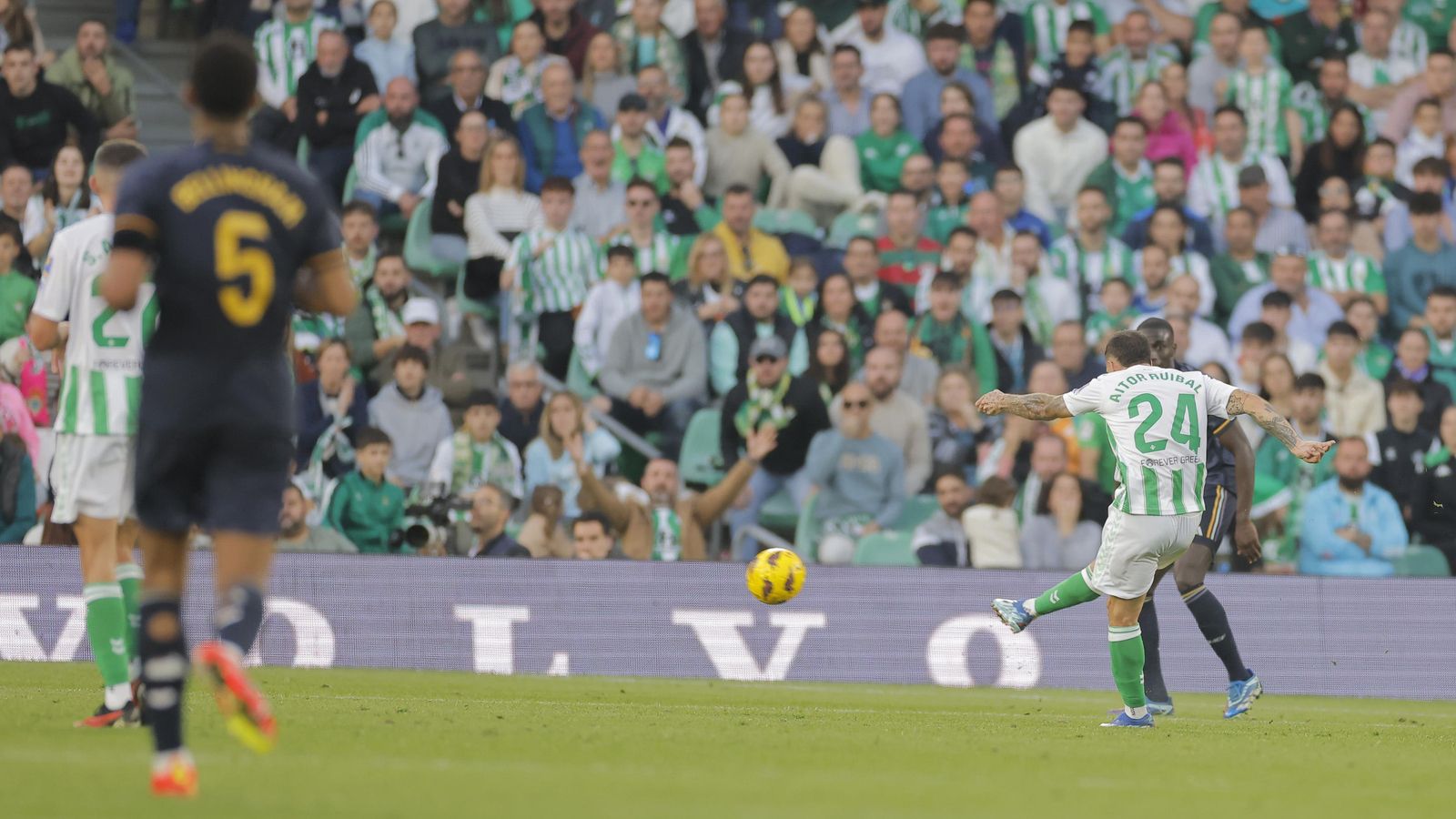 Ruibal le pega con su pierna derecha para firmar el golazo del uno a uno bético.