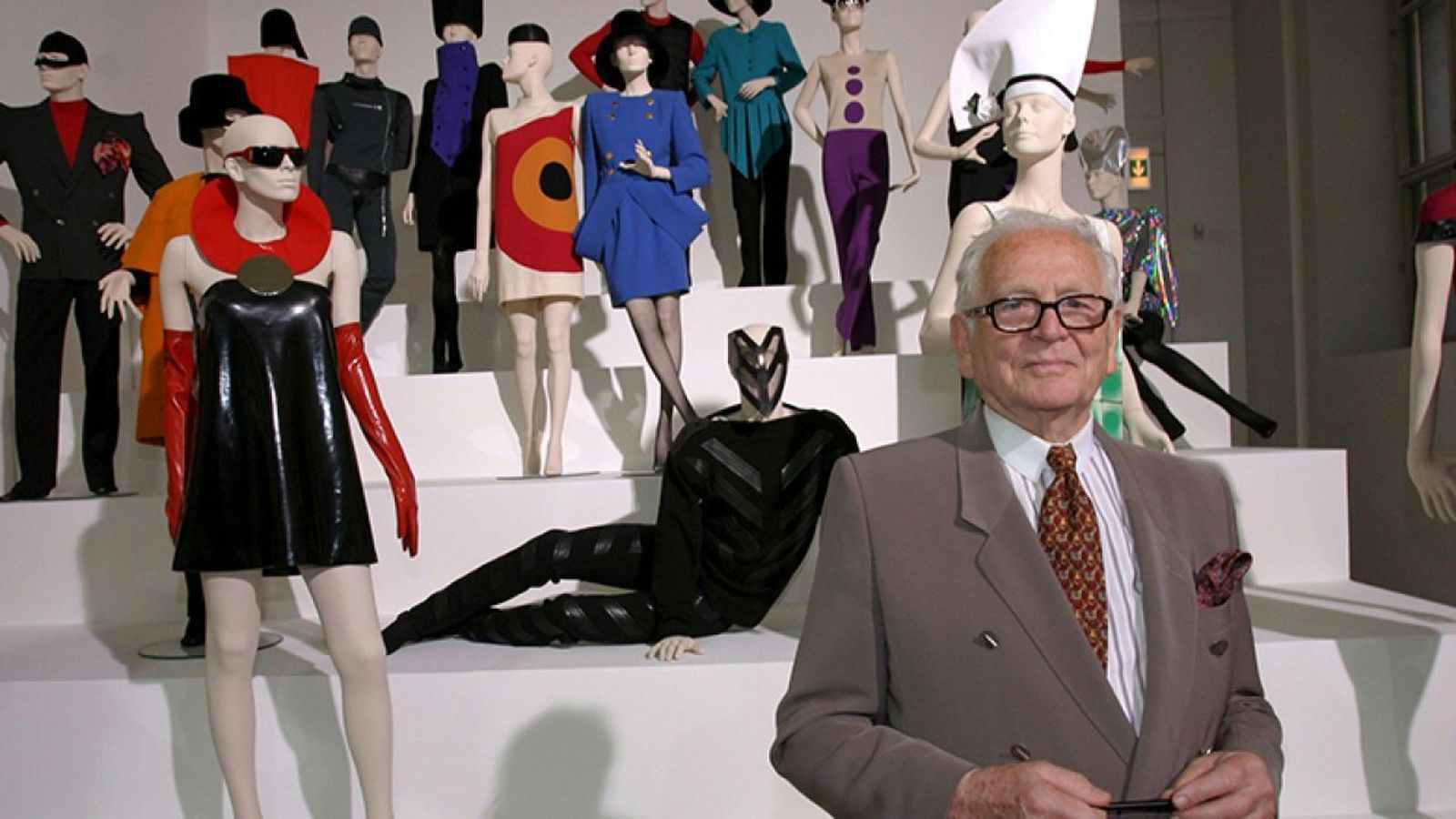 Pierre Cardin, con algunas de sus  creaciones.