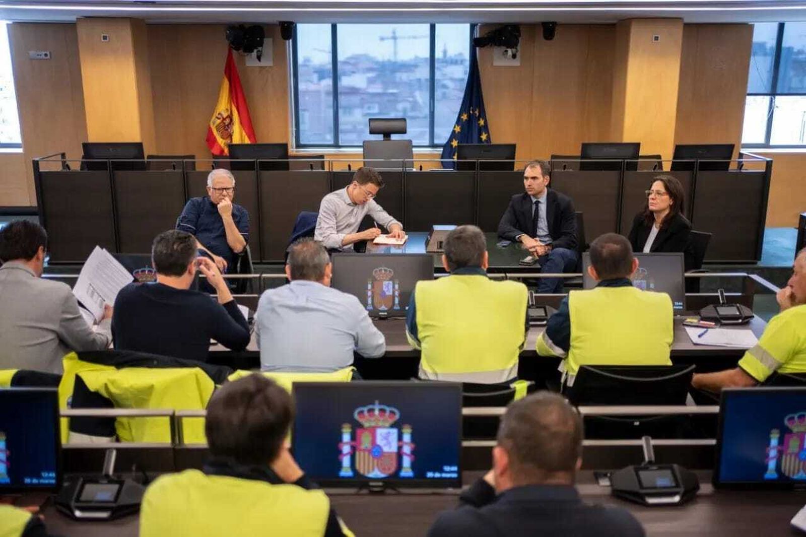 Las fotos de los trabajadores de Acerinox con la ministra de Trabajo, Yolanda Díaz