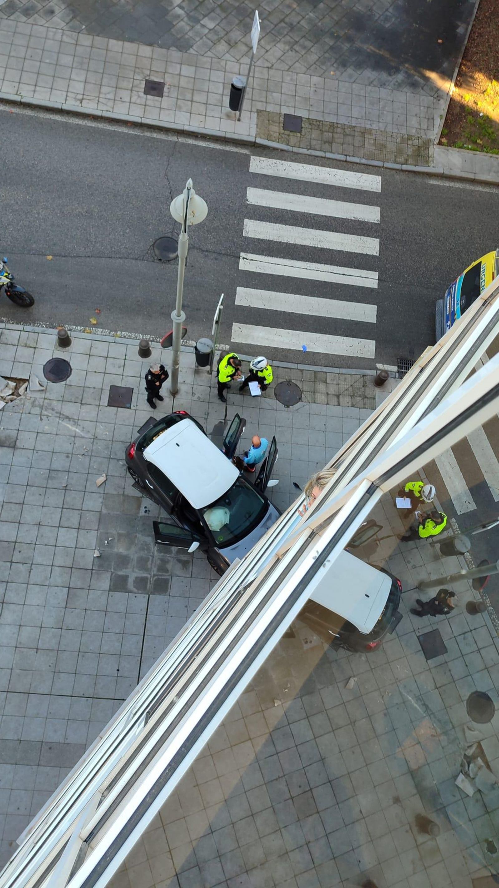 El vehículo invadió la acera y chocó con el escaparate de la tienda.