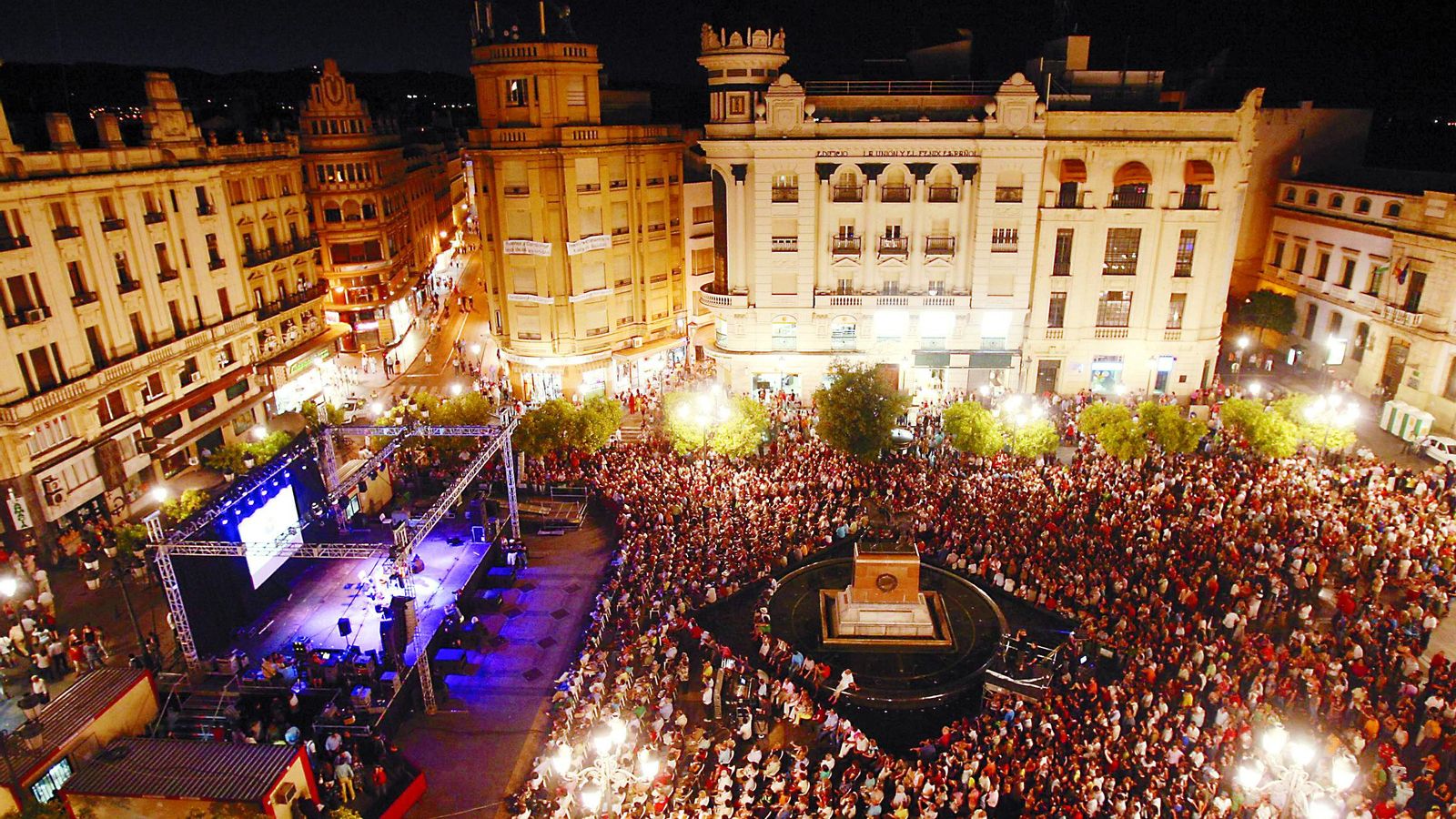 Las Tendillas, llenas en el concierto de Manolo Sanlúcar en la primera Noche Blanca.