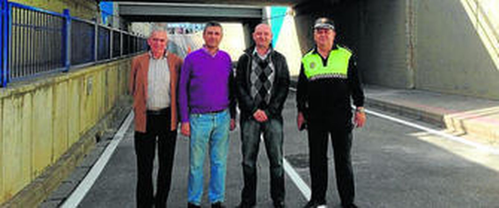 Responsables municipales, momentos antes de la apertura del puente.