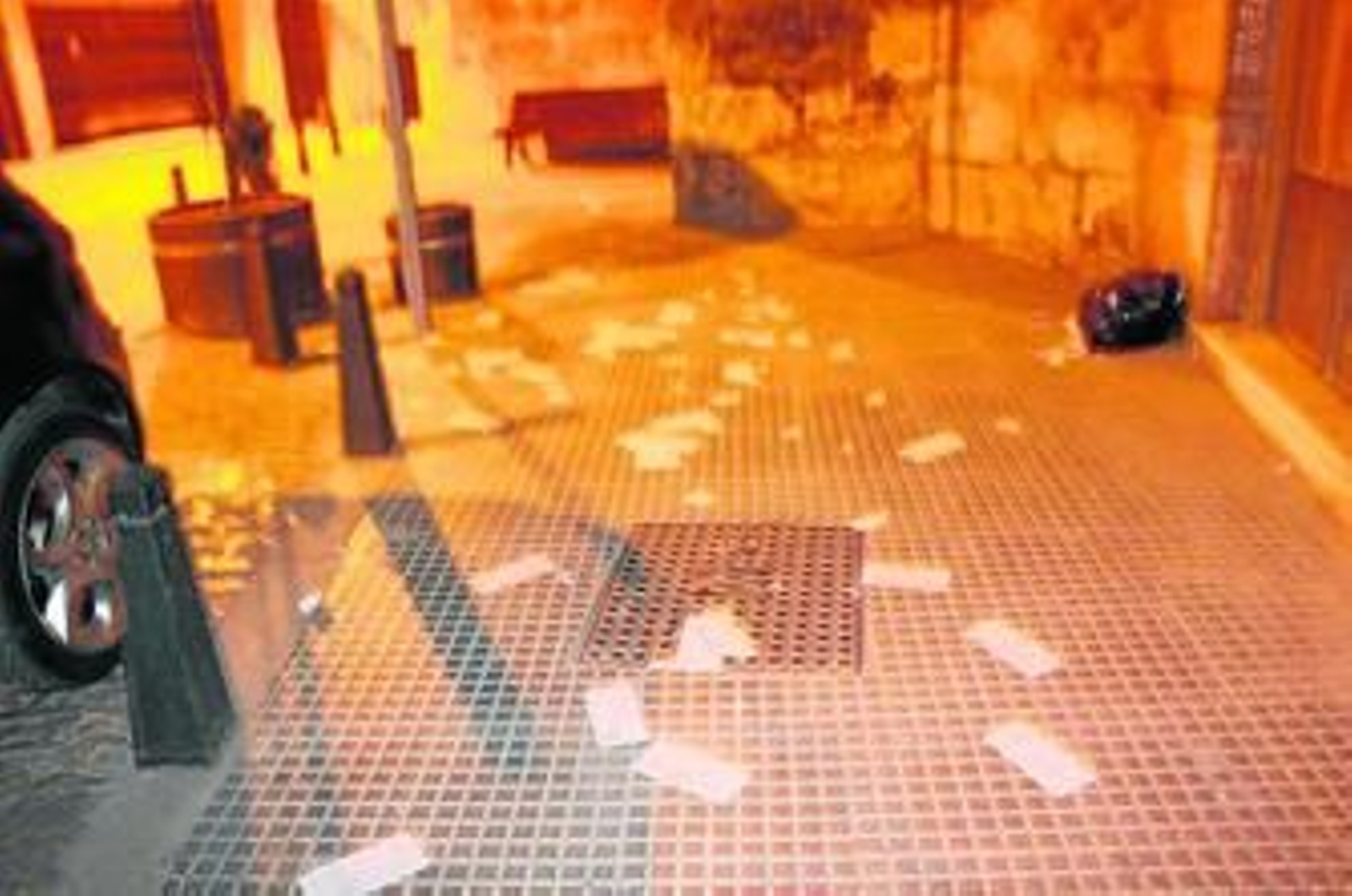 En la imagen se puede apreciar la bolsa de basura y los documentos diseminados en la calle Real.