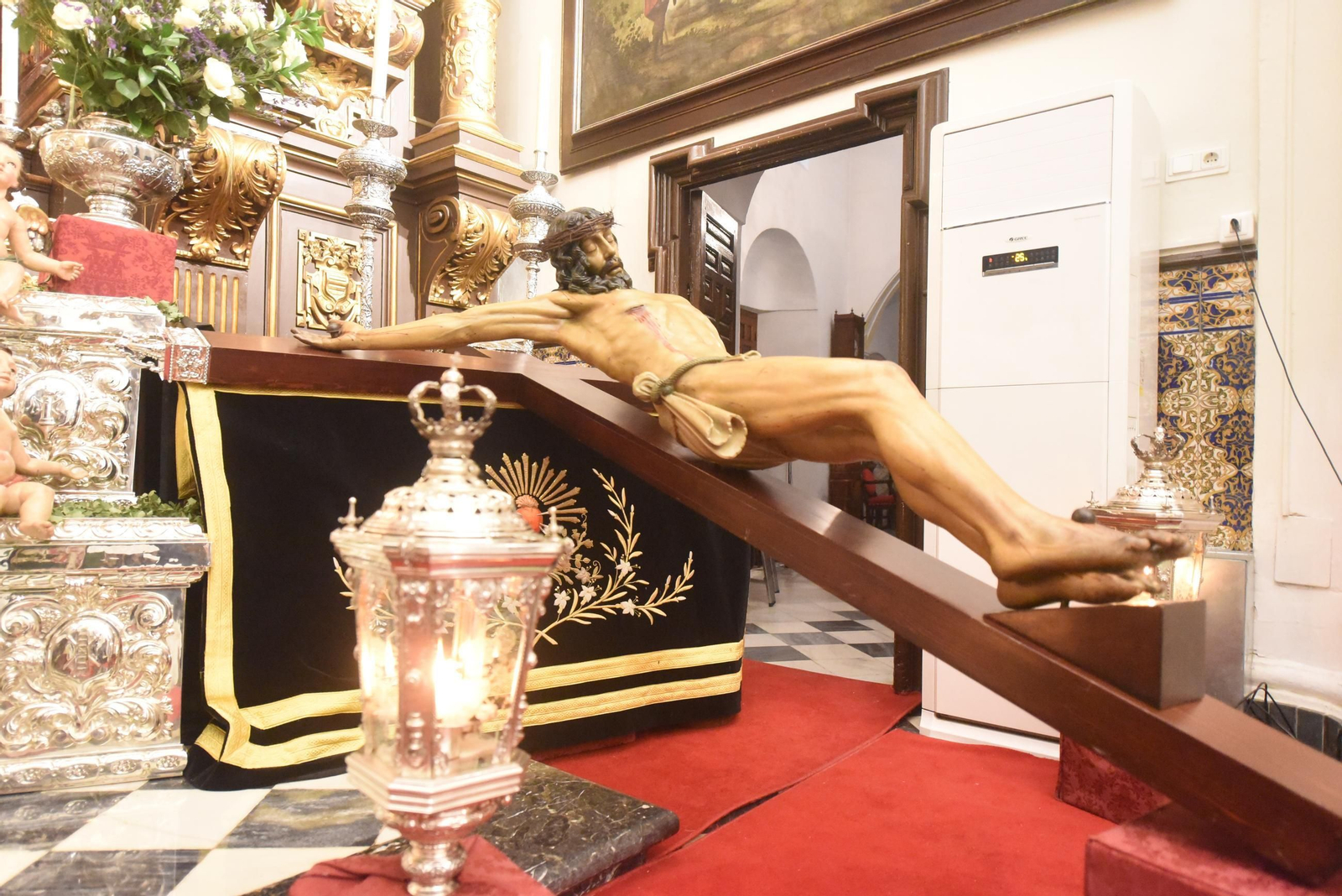 El besamanos de la Virgen de los Dolores, en imágenes