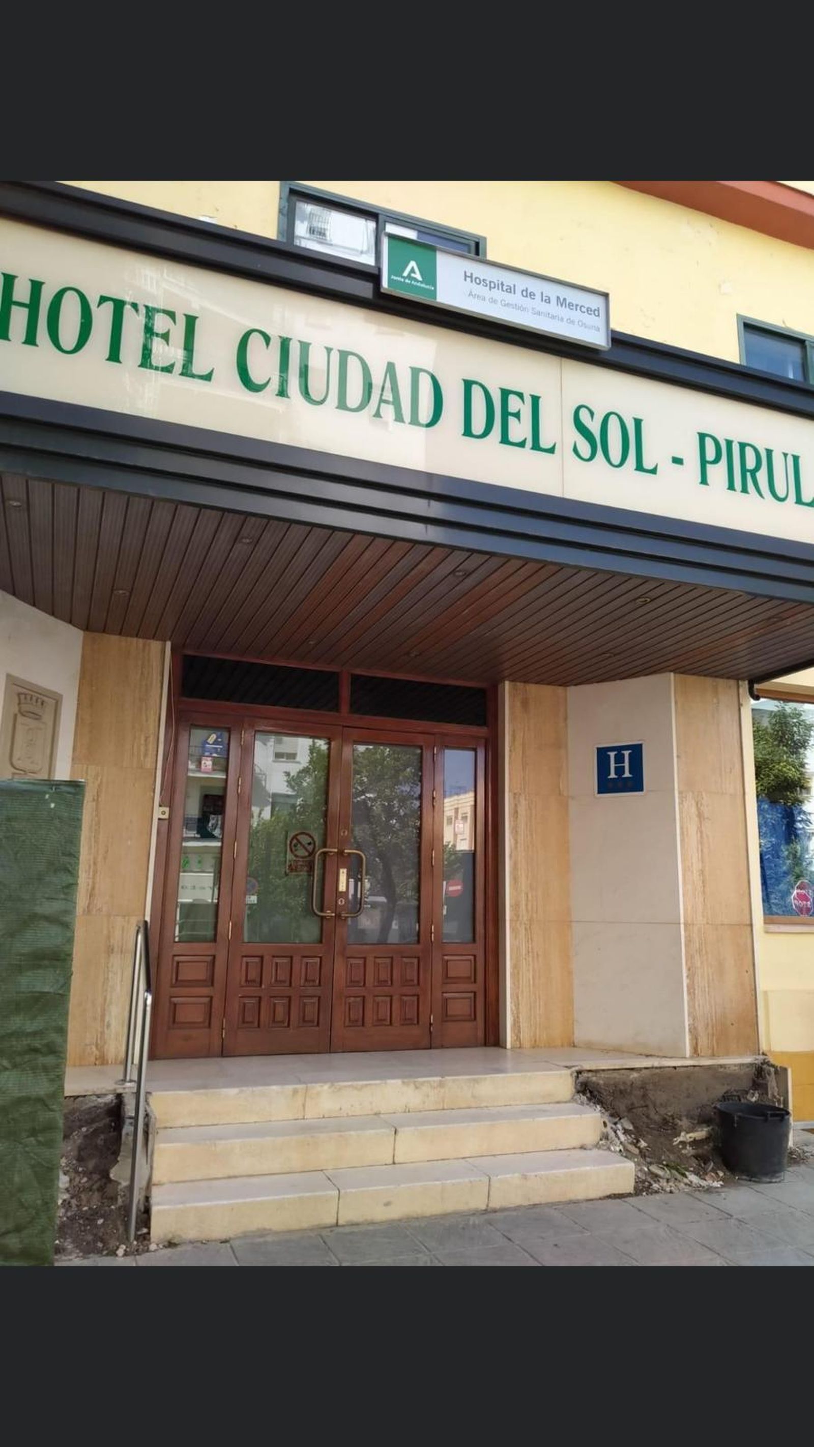 El histórico hotel Pirula de Écija, con el cartel del Hospital de la Merced.
