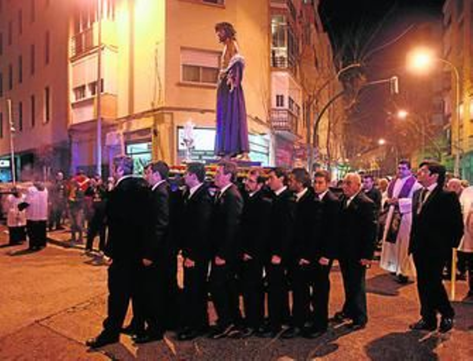 La parihuela con el Despojado, entrando en la avenida de Portugal camino de la parroquia de la Barriada.