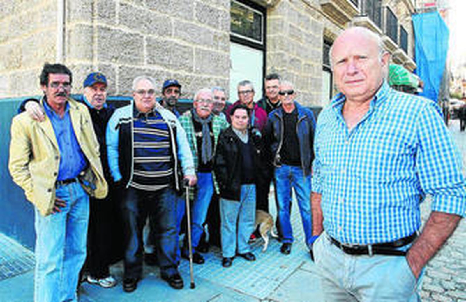 Pepe Gómez, junto a un grupo de antiguos parroquianos de Los Pabellones, en la esquina de San Juan de Dios con Plocia donde se localizaba el establecimiento.
