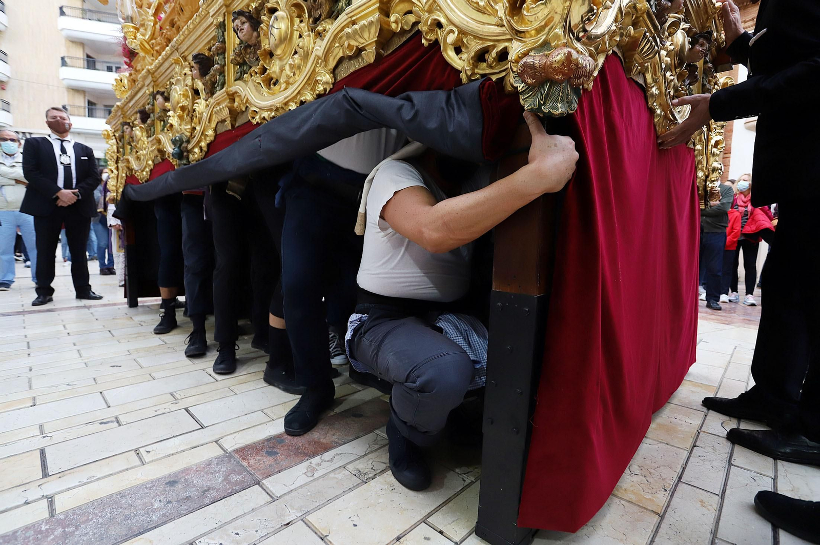 Costaleros bajo el paso de la Virgen del Carmen y Ánimas Benditas, en su salida de esta semana.
