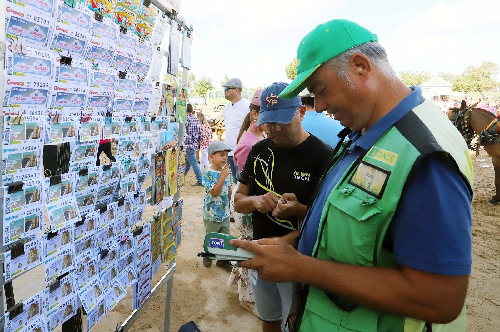 Imágenes del ambiente El Rocío y en Casas de Hermandades