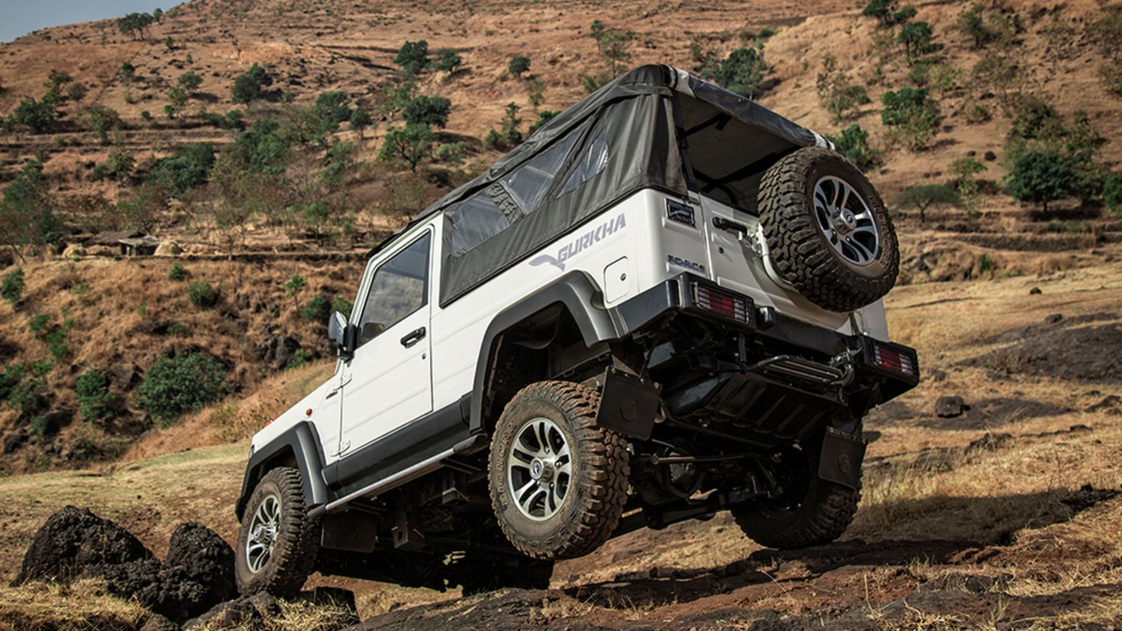 Existe la posibilidad de elegir, como opción al techo metálico y en el Force Gurkha de tres puertas, uno de lona.