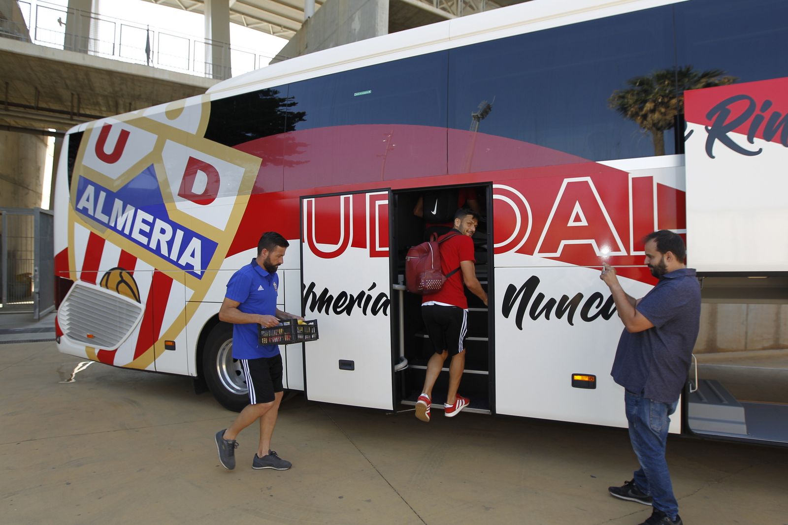 Fotogalería salida jugadores U.D. Almería con destino San Pedro del Pinatar