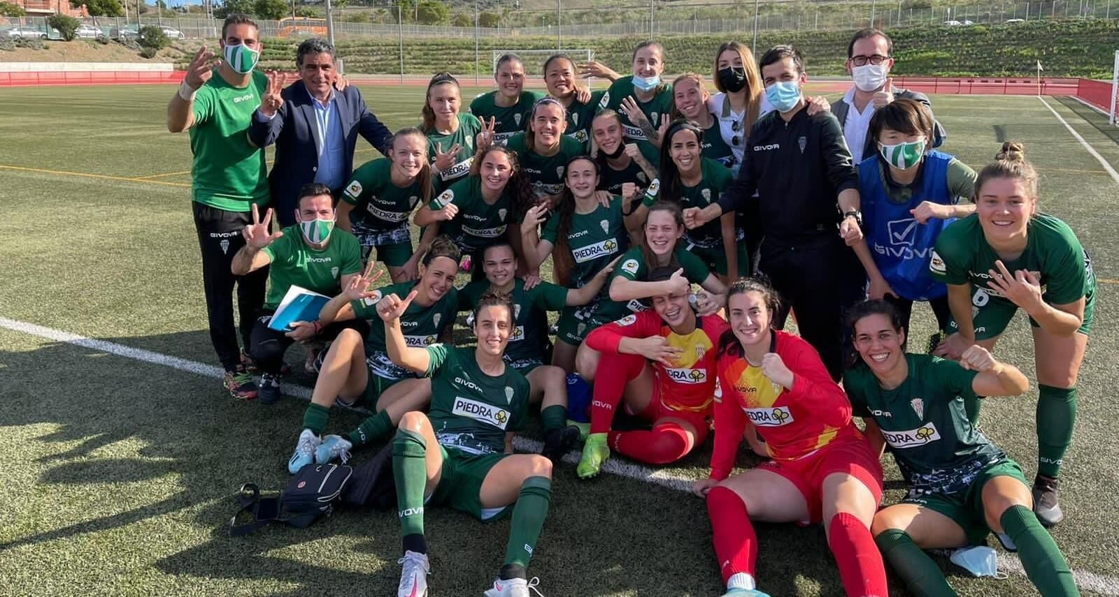 La expedición blanquiverde celebra el triunfo en Málaga.