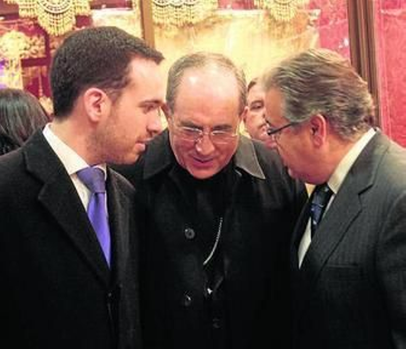 El arzobispo conversa con el pregonero y el alcalde.