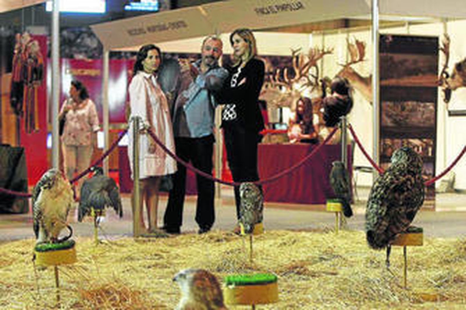 1. Varias personas observan la muestra de especies de cacería. 2. Uno de los expositores con indumentaria para practicar la montería. 3. Algunas especies disecadas.