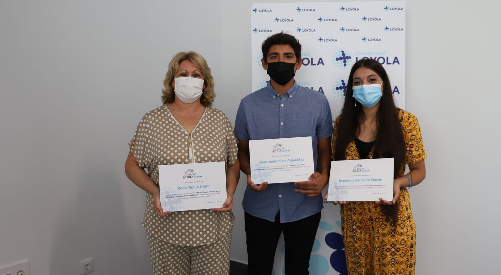 De izda. a dcha, los becados Estefanía del Valle, Juan Junior Sam y Dolores Pérez, en representación de Rocío Nieto.