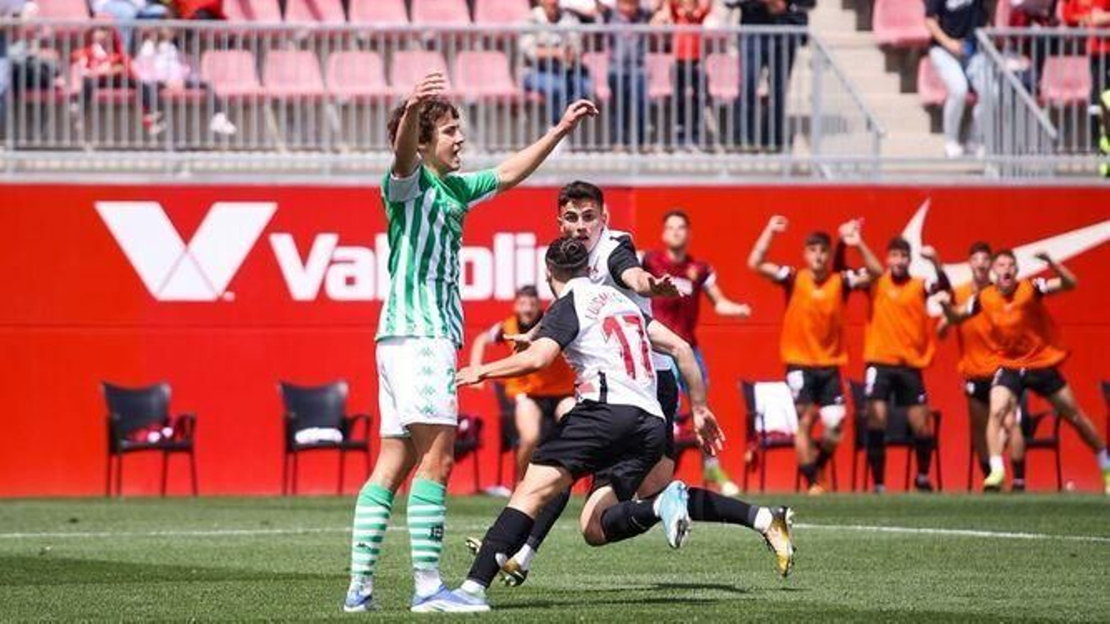 Imagen del último derbi en Primera RFEF, de la que descendieron los dos filiales sevillanos.