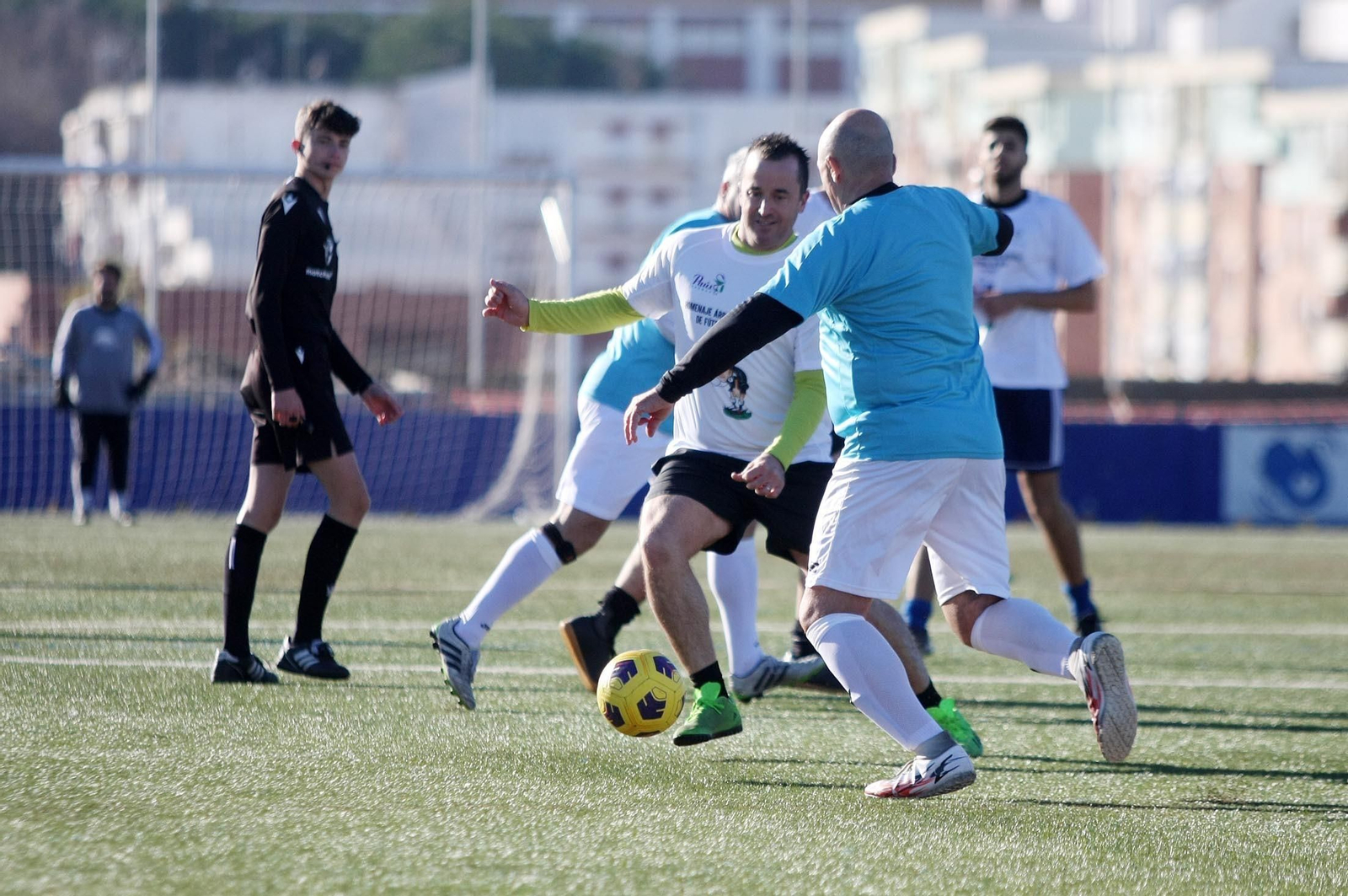 Imágenes del partido homenaje a los árbitros históricos de fútbol de Huelva