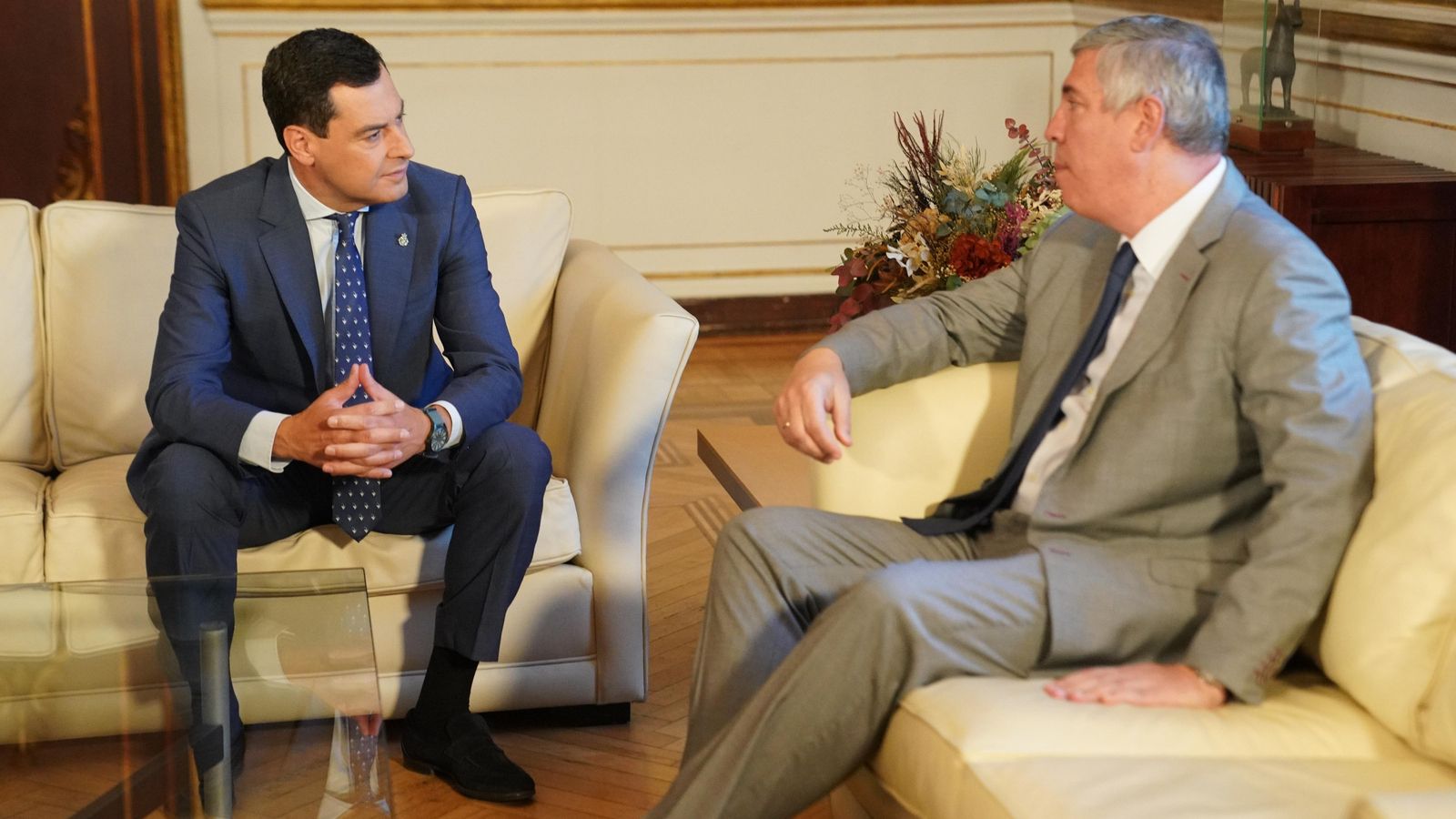 Tras la reunión entre Moreno Bonilla y de los Mozos, éste último ha desvelado los planes de producción de la caja para vehículos híbridos en Sevilla.