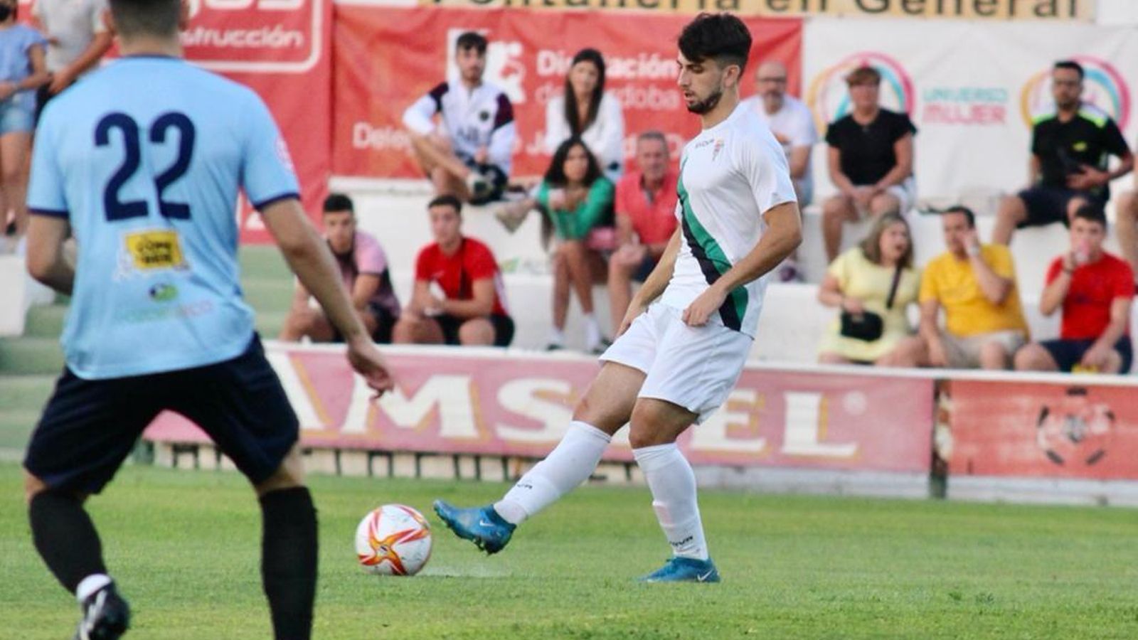 Christian Delgado golpea el balón en presencia de Fran Gómez. Christian Delgado golpea el balón en presencia de Fran Gómez.