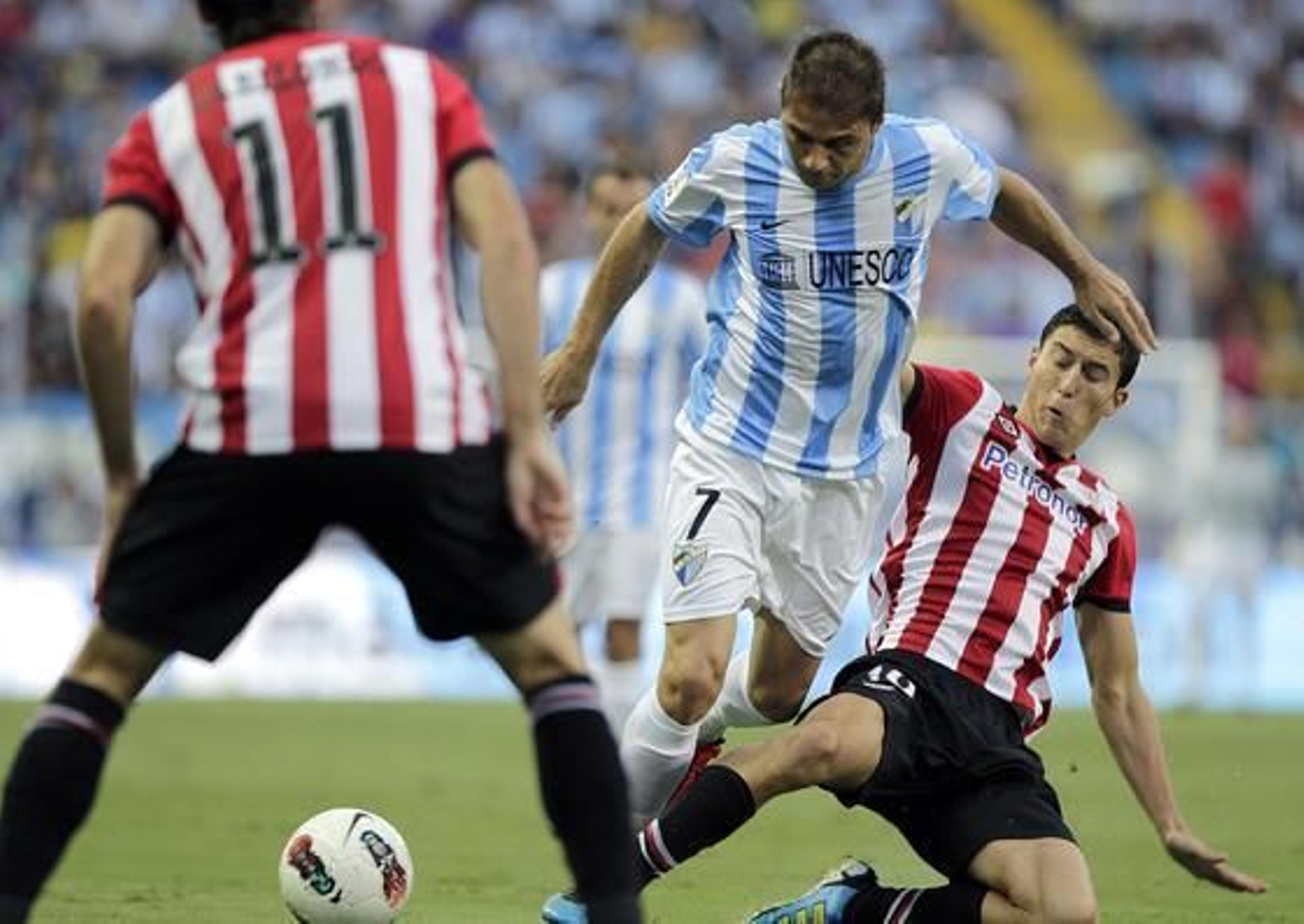 Joaquín pierde la pelota ante dos defensa bilbaínos. / EFE