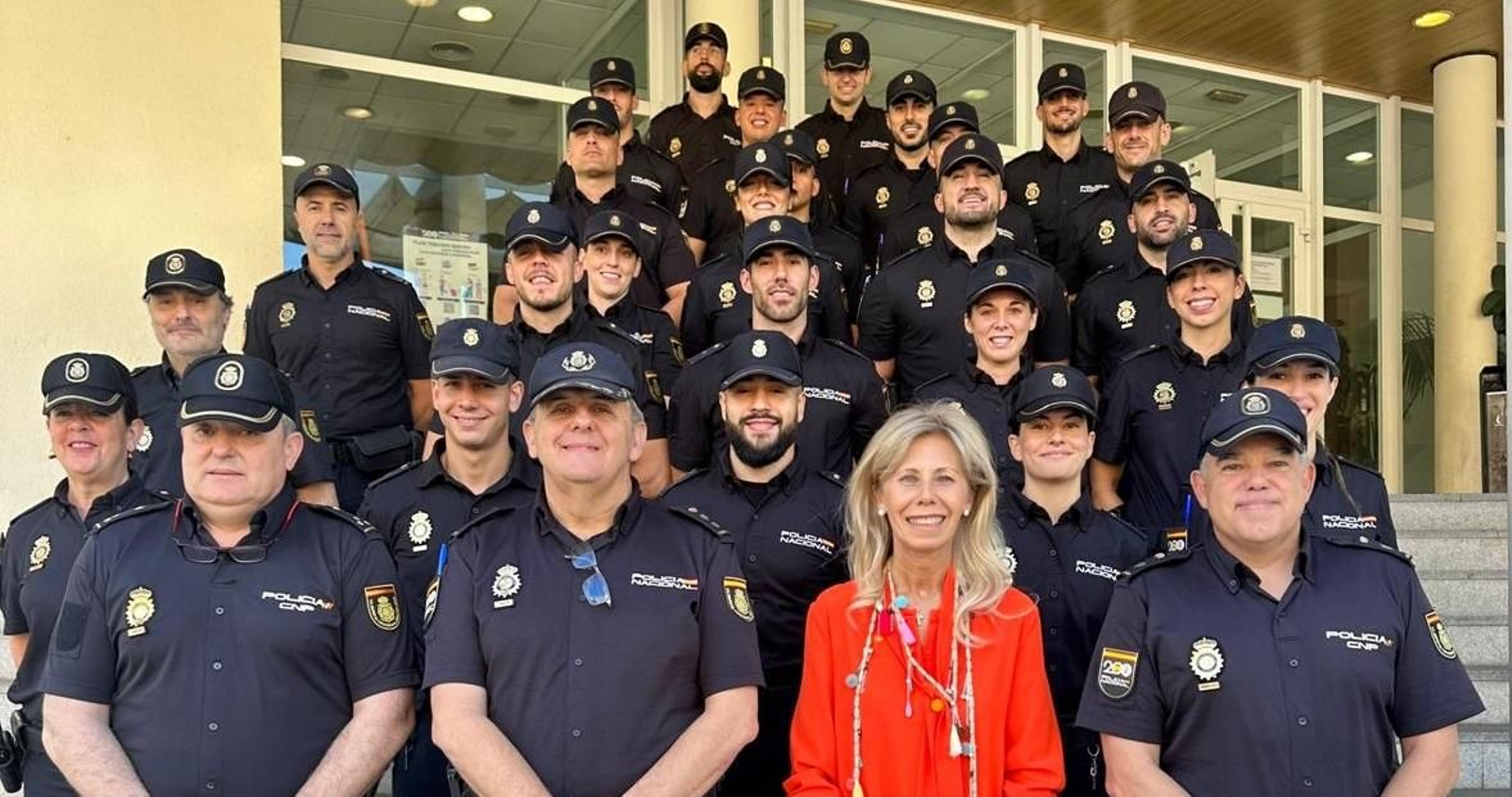 a subdelegada del Gobierno, María José Rico, y el comisario jefe provincial, Quintín Méndez, reciben a los 20 policías nacionales.