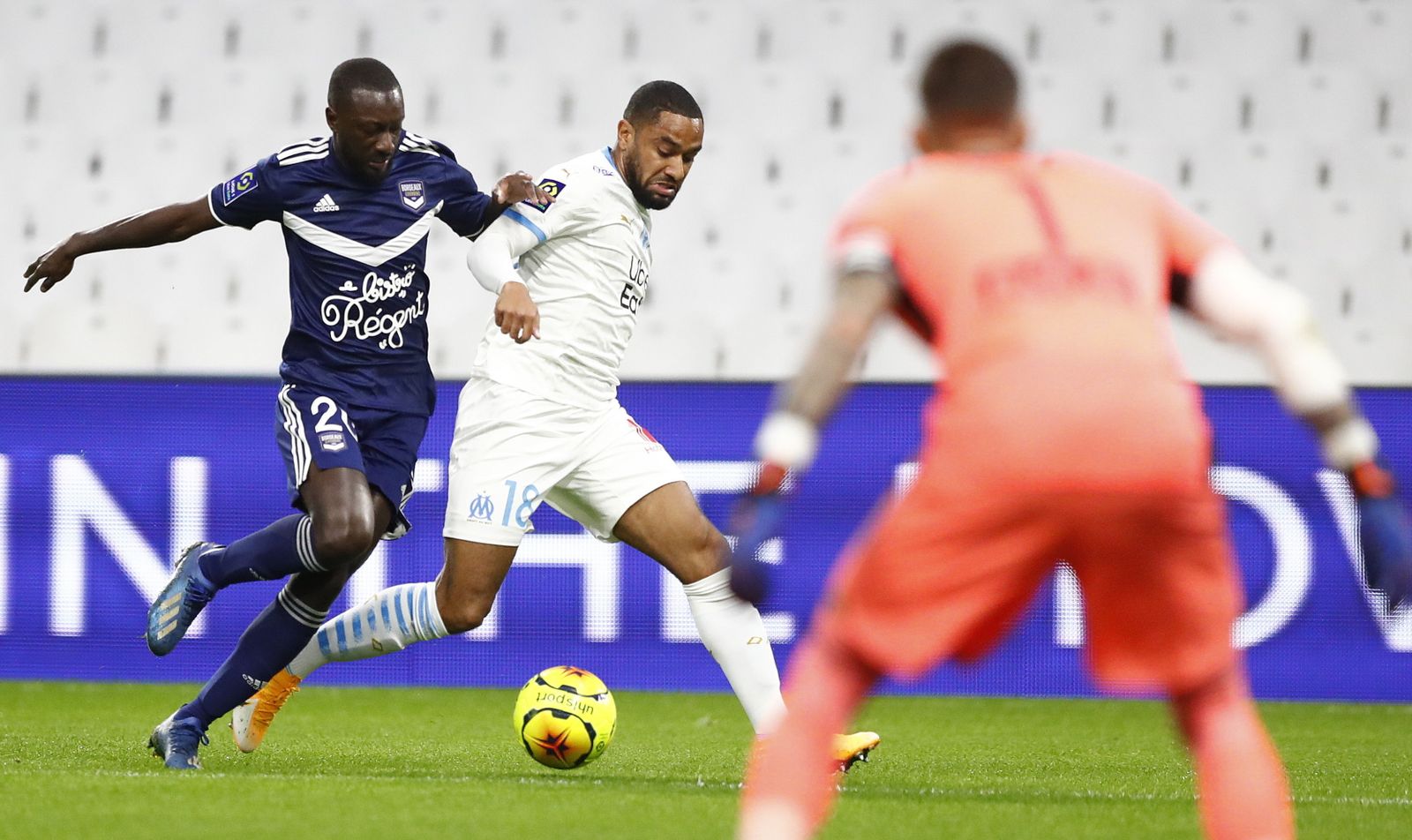 Sabaly intenta arrebatarle el balón a Amavi en un Marsella-Girondins.