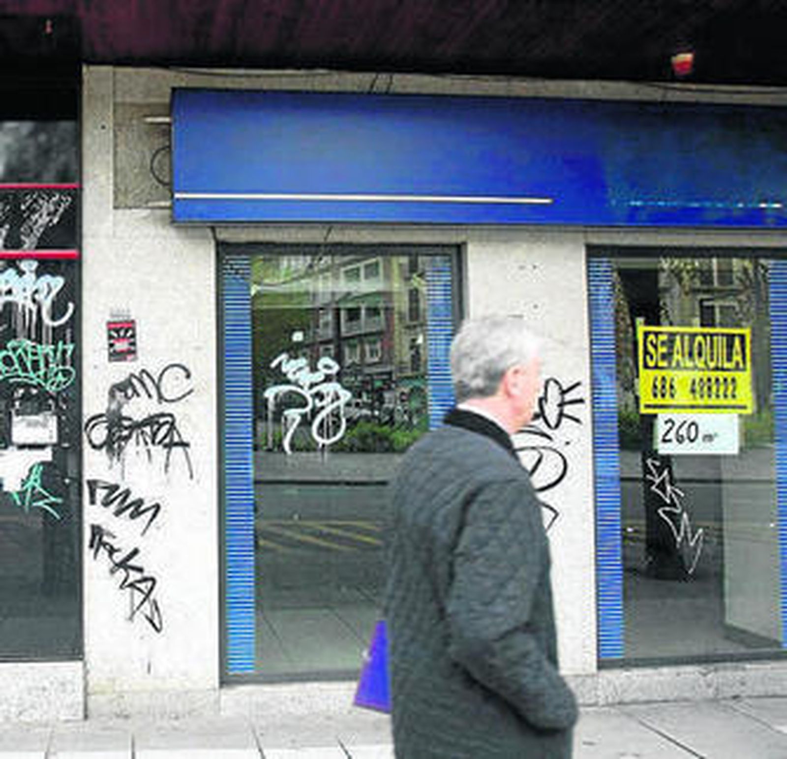 Oficina bancaria cerrada y puesta en alquiler.