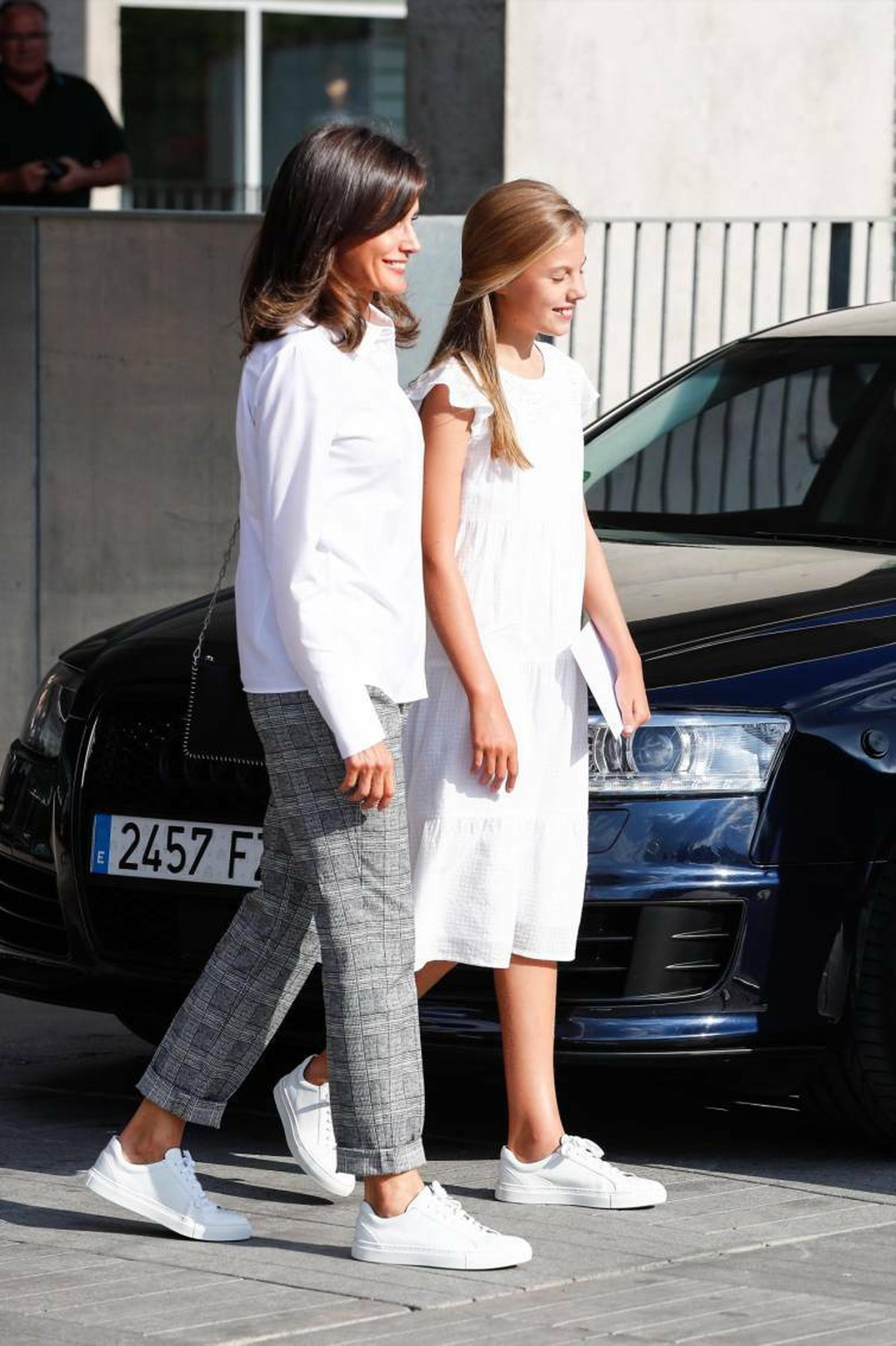 La Reina Letizia con la infanta Sofía, de blanco.