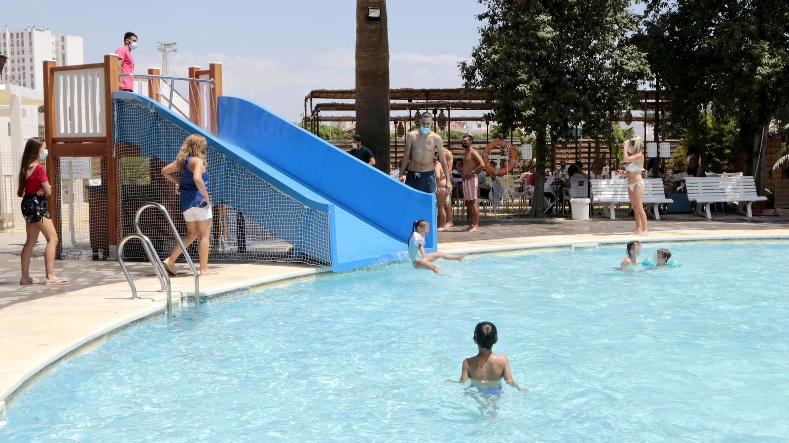 Imagen del tobogán instalado en un de las piscinas infantiles.