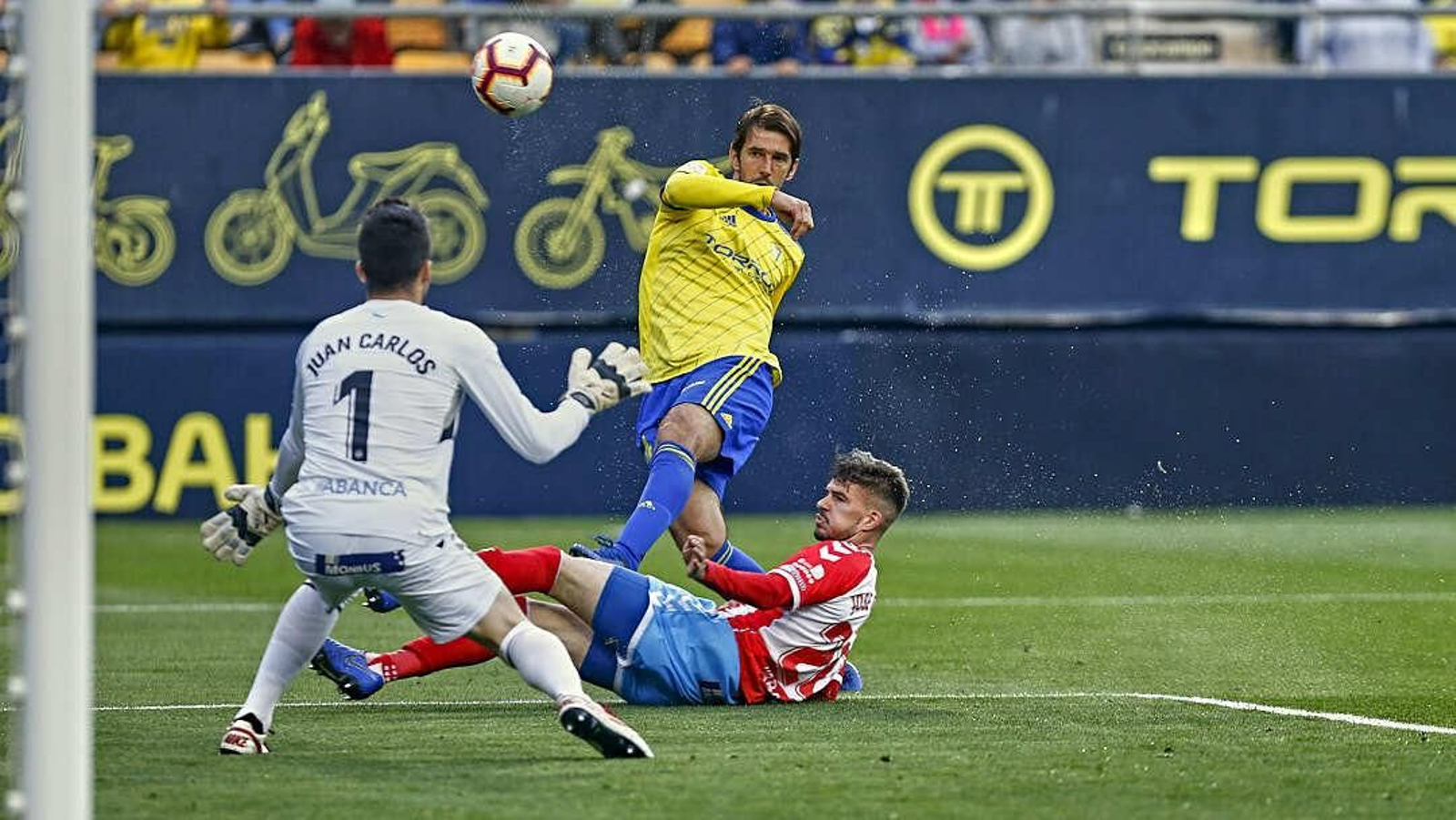 Imágenes del partido de fútbol Cádiz CF - CD Lugo