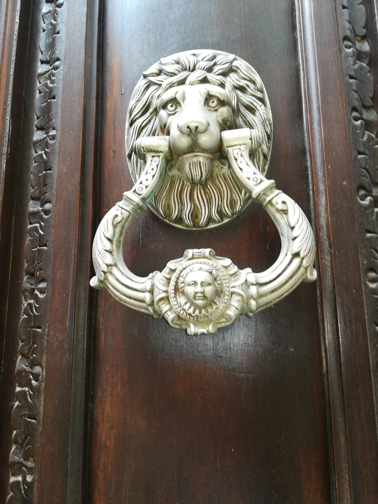 Aldaba con forma de cabeza de león